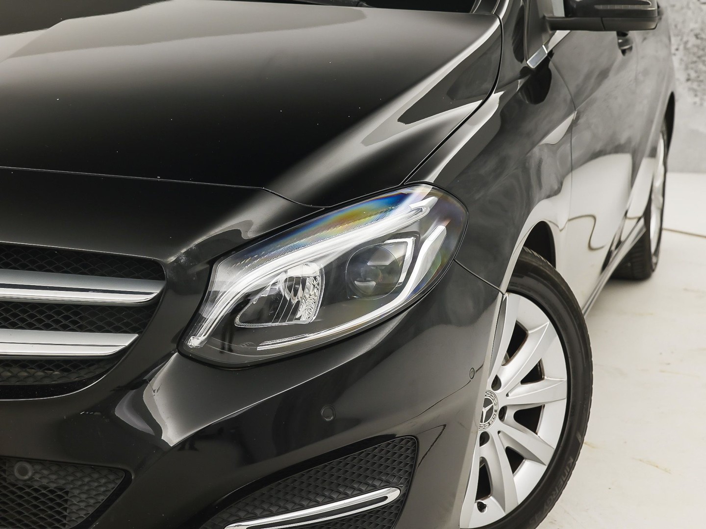 Mercedes-Benz B-klasse 180 Sport Automaat (GROOT NAVI, CAMERA, STOELVERWARMING, ZWART HEMEL, SPORTSTOELEN, CRUISE, KEYLESS START, NIEUWSTAAT)