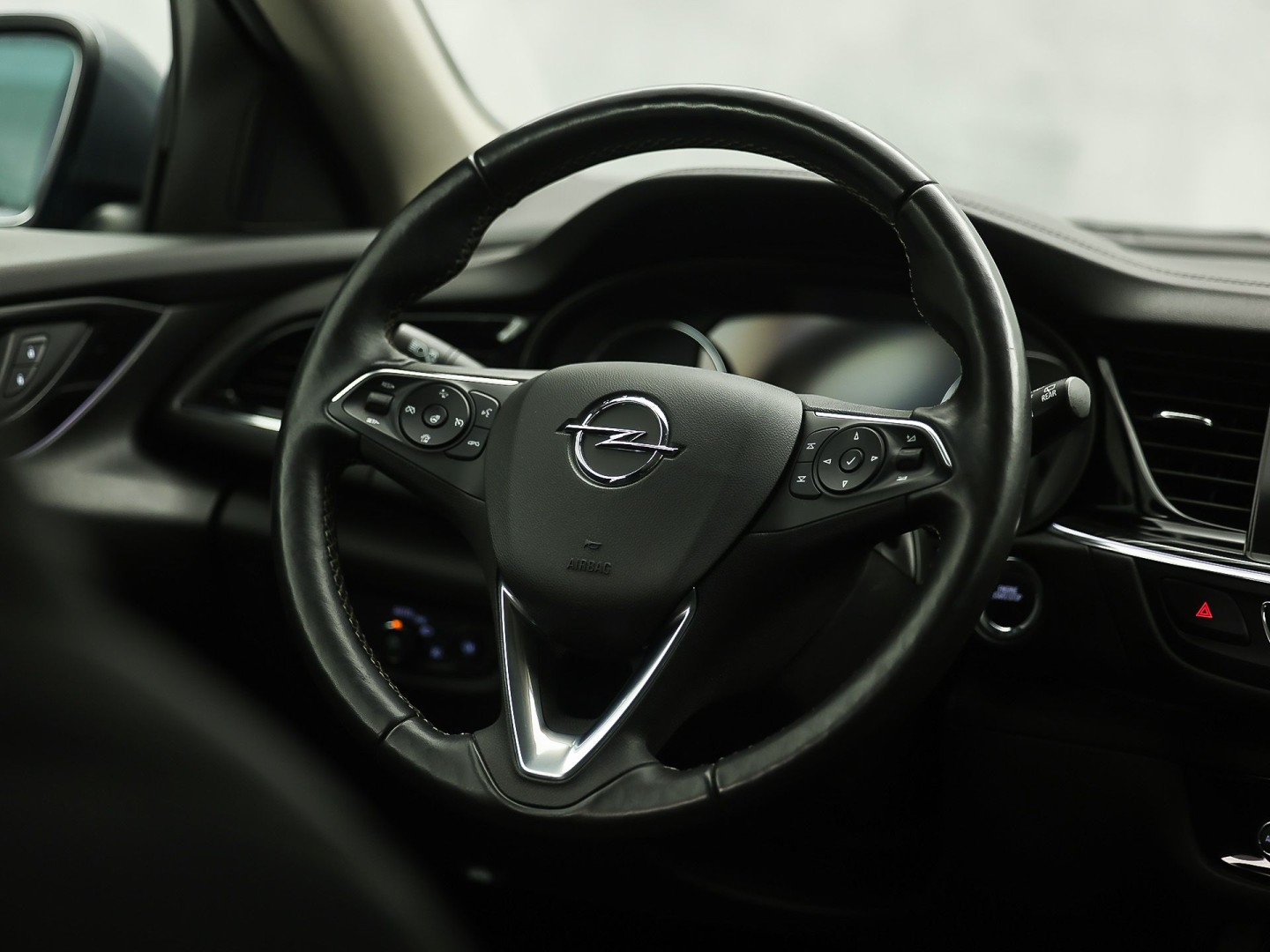 Opel Insignia 1.5 Turbo Business Executive 165Pk Automaat (APPLE CARPLAY, GROOT NAVI, CLIMATE, CAMERA, STUUR/STOELVERWARMING, ADAPTIVE CRUISE, SPORTSTOELEN, GETINT GLAS, TREKHAAK, NIEUWSTAAT)