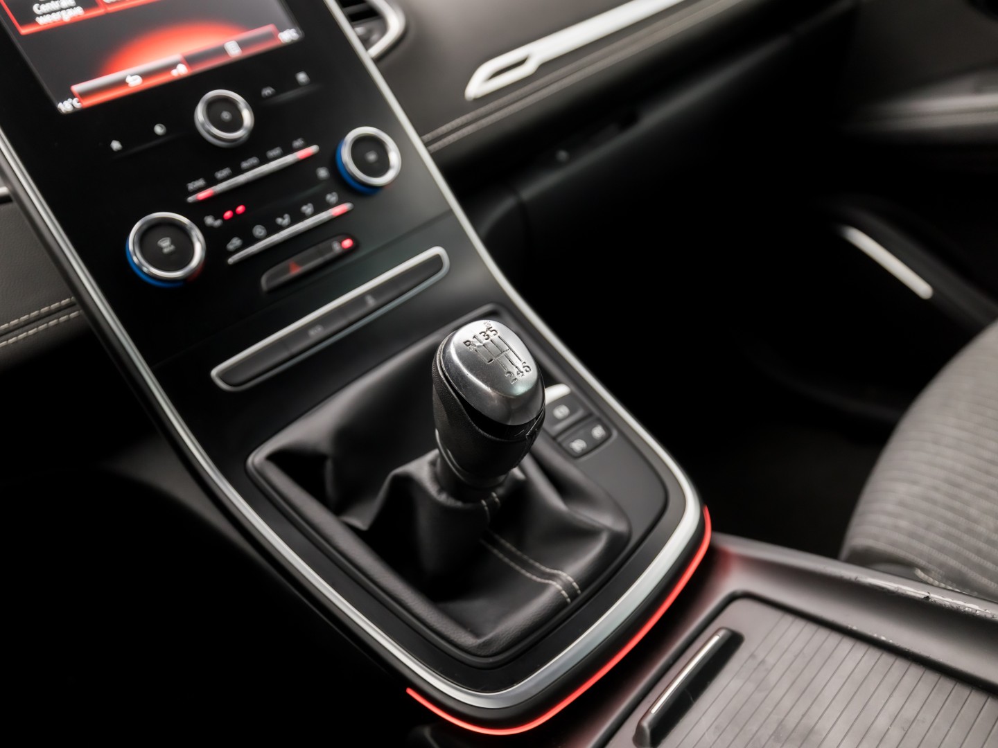 Renault Scénic 1.3 TCe Intens Sport (APPLE CARPLAY, NAVIGATIE, CAMERA, CLIMATE, LEDER, SPORTSTOELEN, GETINT GLAS, CRUISE, NIEUWSTAAT)