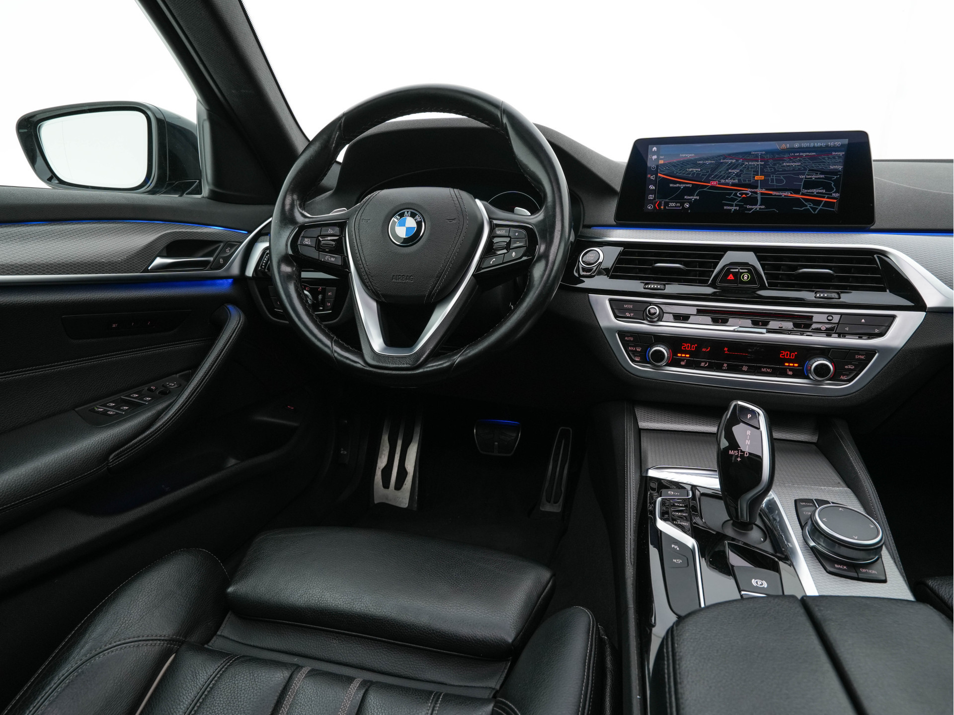 BMW 5-serie 520d xDrive M-Sport-Pack High Executive (INCL-BTW) Aut. *PANO | LUXURY-LEATHER | FULL-LED | HEAD-UP | DIGI-COCKPIT | NAVI-FULLMAP | TOP-VIEW | MEMORY-PACK | ECC | AMBIENT-LIGHT | PDC | CRUISE | SHIFT-PADDLES | TOWBAR  | 20''ALU*