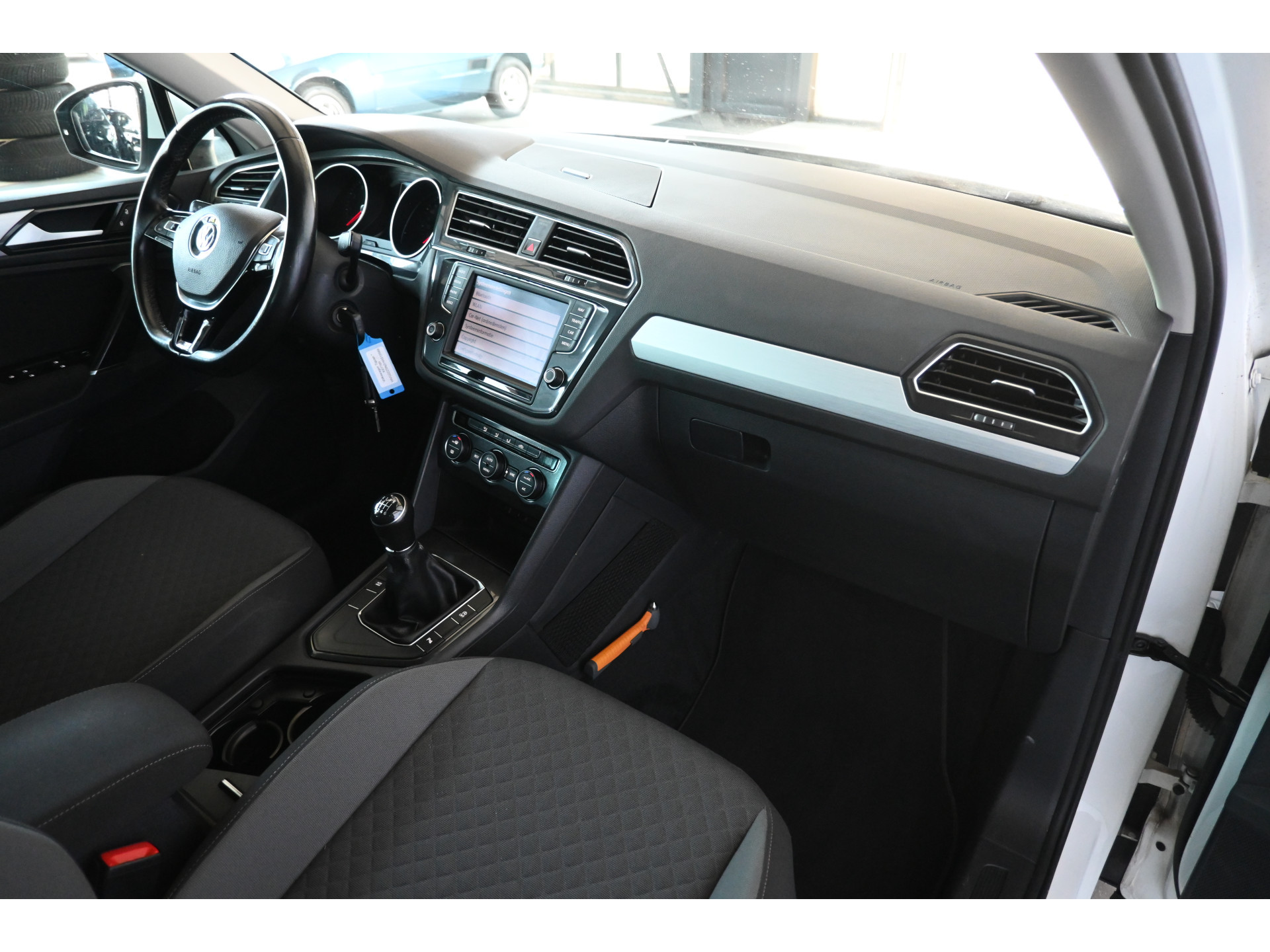 Volkswagen Tiguan 1.4 TSI Highline R-Line Clima Navigatie Carplay 1e Eigenaar Trekhaak Rijklaarprijs! Inruil Mogelijk!