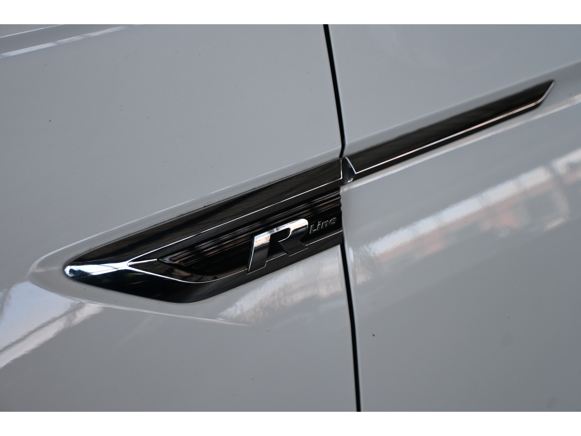 Volkswagen Tiguan 1.4 TSI Highline R-Line Clima Navigatie Carplay 1e Eigenaar Trekhaak Rijklaarprijs! Inruil Mogelijk!
