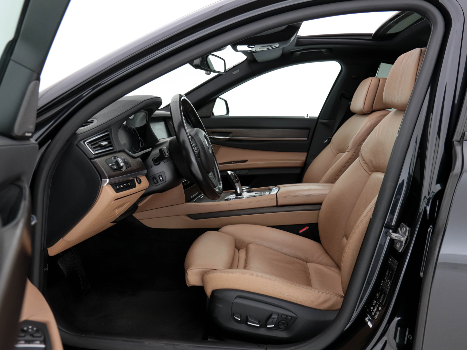 BMW 7-serie 740d xDrive M-Sport Aut. *PANO | LEATHER | FULL-LED | SURROUND-VIEW | NAVI-FULLMAP | SOFT-CLOSE | HEAD-UP | HARMAN/KARDON-AUDIO | KEYLESS | CRUISE | HEATED-SPORTSEATS | LANE-ASSIST | MEMORY-PACK | TOWBAR