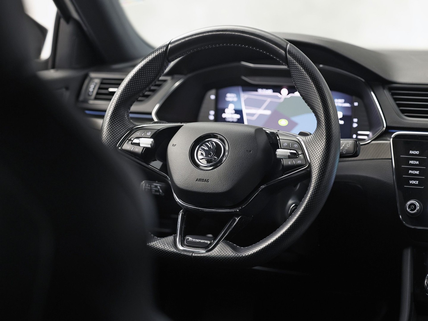 ŠKODA Superb Combi 1.4 TSI iV Sportline 218Pk Automaat (VIRTUAL COCKPIT, SOH 90,5%, APPLE CARPLAY, MEMORY SEATS, STOELVERWARMING ACHTER, GETINT GLAS, ADAPTIVE CRUISE, SFEERVERLICHTING, NIEUWE APK, NIEUWSTAAT)