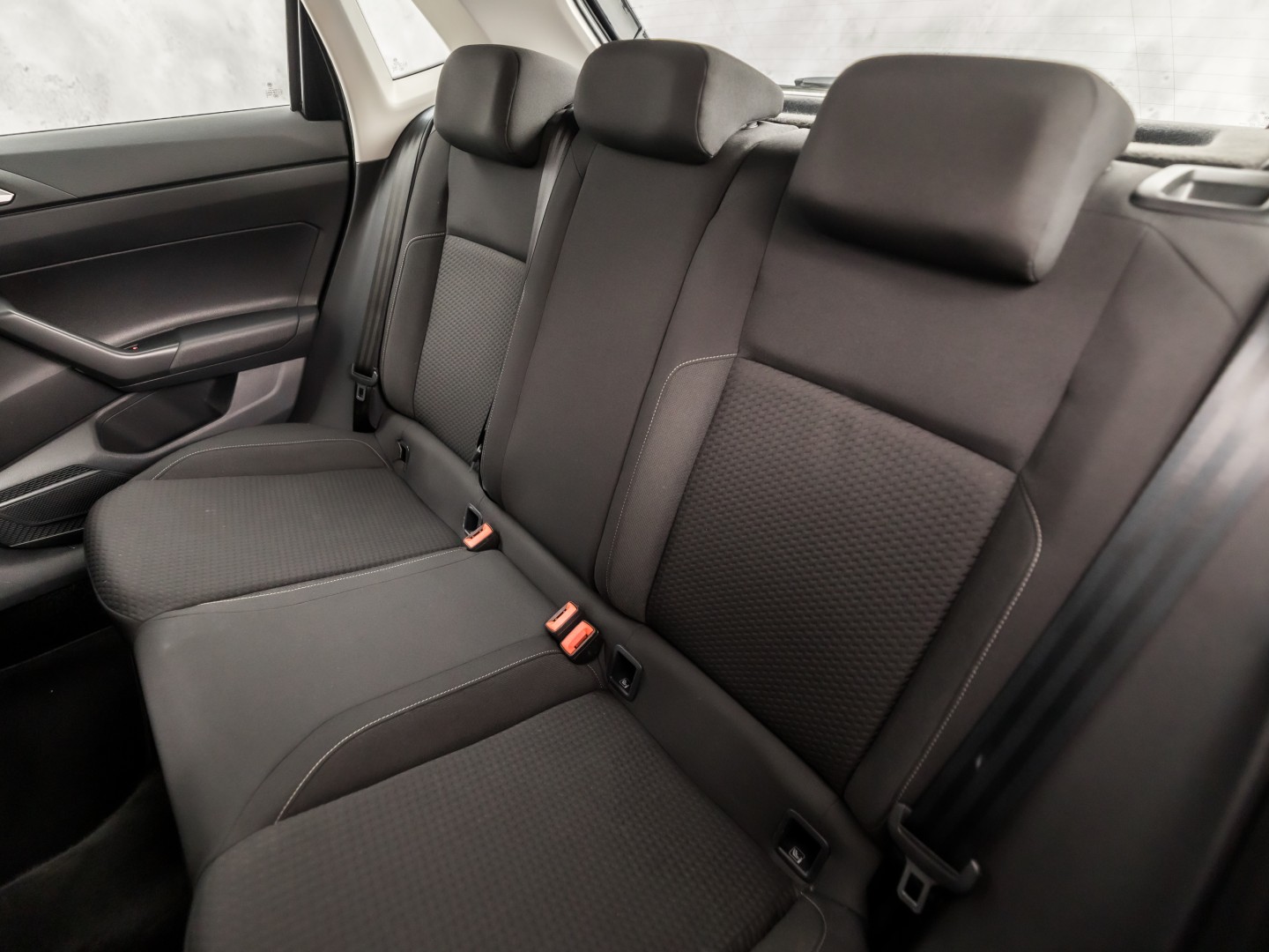 Volkswagen Polo 1.0 TSI Sportline (APPLE CARPLAY, GROOT NAVI, GETINT GLAS, LM VELGEN, SPORTSTOELEN, ADAPTIVE CRUISE, NIEUWSTAAT)