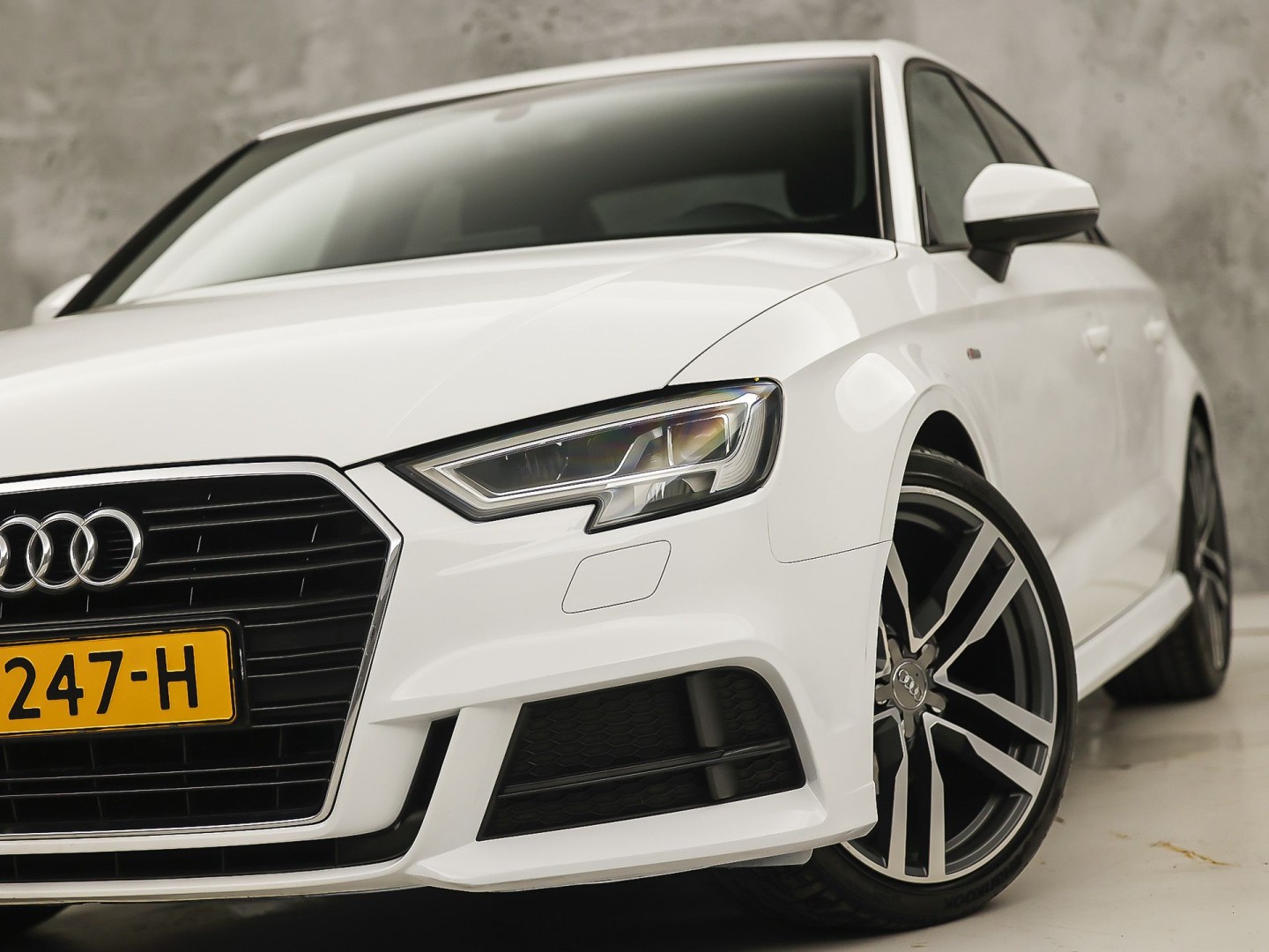 Audi A3 Limousine 1.0 TFSI S-Line Sport (2X S-LINE, GROOT NAVI, CLIMATE, DYNAMISCHE KNIPPERLICHTEN, SPORTSTOELEN, LEDER, GETINT GLAS, NIEUWE APK, NIEUWSTAAT)