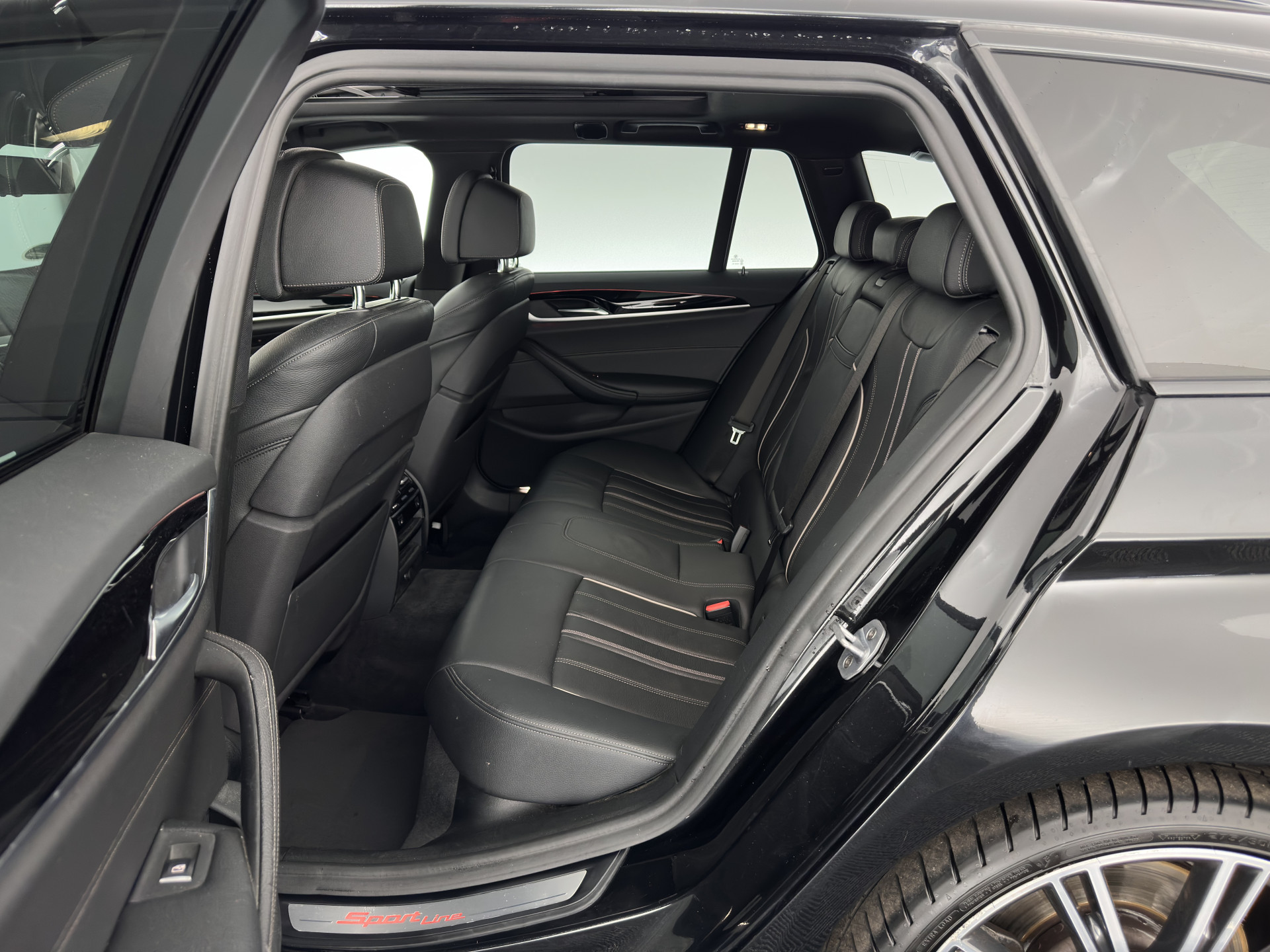 BMW 5-serie Touring 530d Sportline High Executive Aut. *PANO | LEATHER | FULL-LED | MEMORY-PACK | TOP-VIEW | HEATED-COMFORTSEATS | NAVI-FULLMAP | PRIVACY-GLASS | AMBIENT-LIGHT | ECC | CARPLAY | PDC | TOWBAR | SHIFT-PADDLES | 20"ALU*