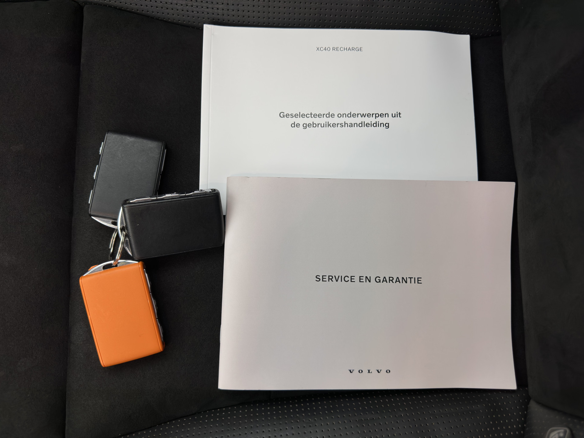 Volvo XC40 Recharge P8 AWD R-Design [ 3-Fase ] {SOH-89%} (INCL-BTW) *PANO | LEATHER-MICROFIBRE | DIGI-COCKPIT | FULL-LED | NAVI-FULLMAP | ECC | CARPLAY | PDC | KEYLESS | HEATED-SPORTSEATS | BLIS | PRIVACY-GLASS | 20"ALU*