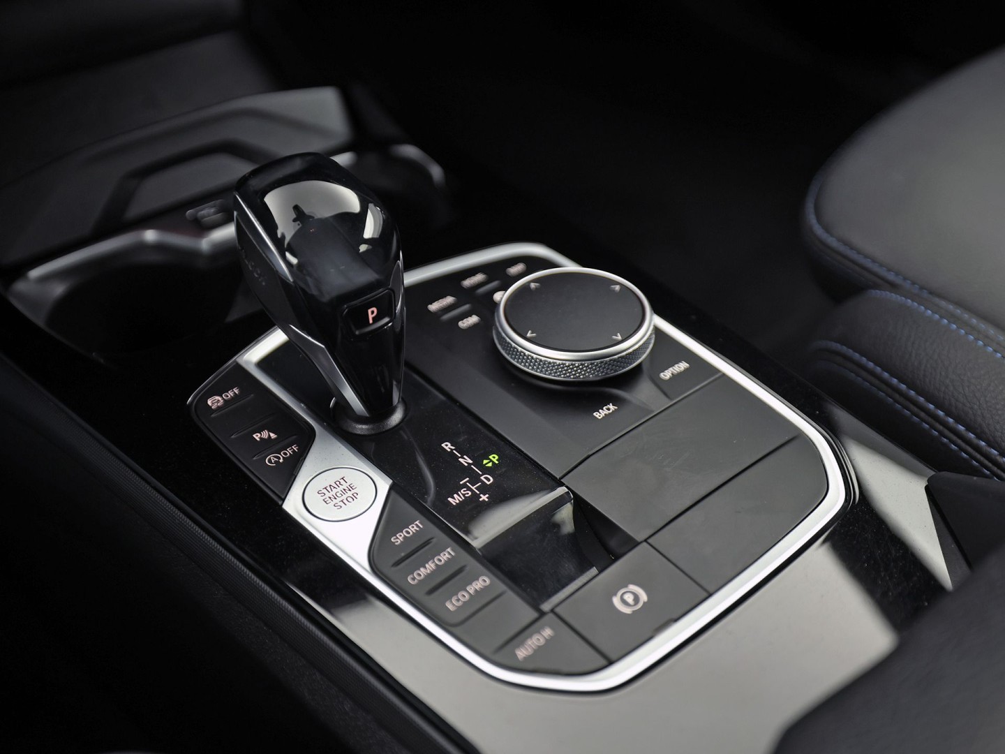 BMW 1 Serie 118i M Sport Automaat (APPLE CARPLAY, M PAKKET, GROOT NAVI, LEDER, SPORTSTOELEN, SFEERVERLICHTING, GETINT GLAS, NIEUWSTAAT)