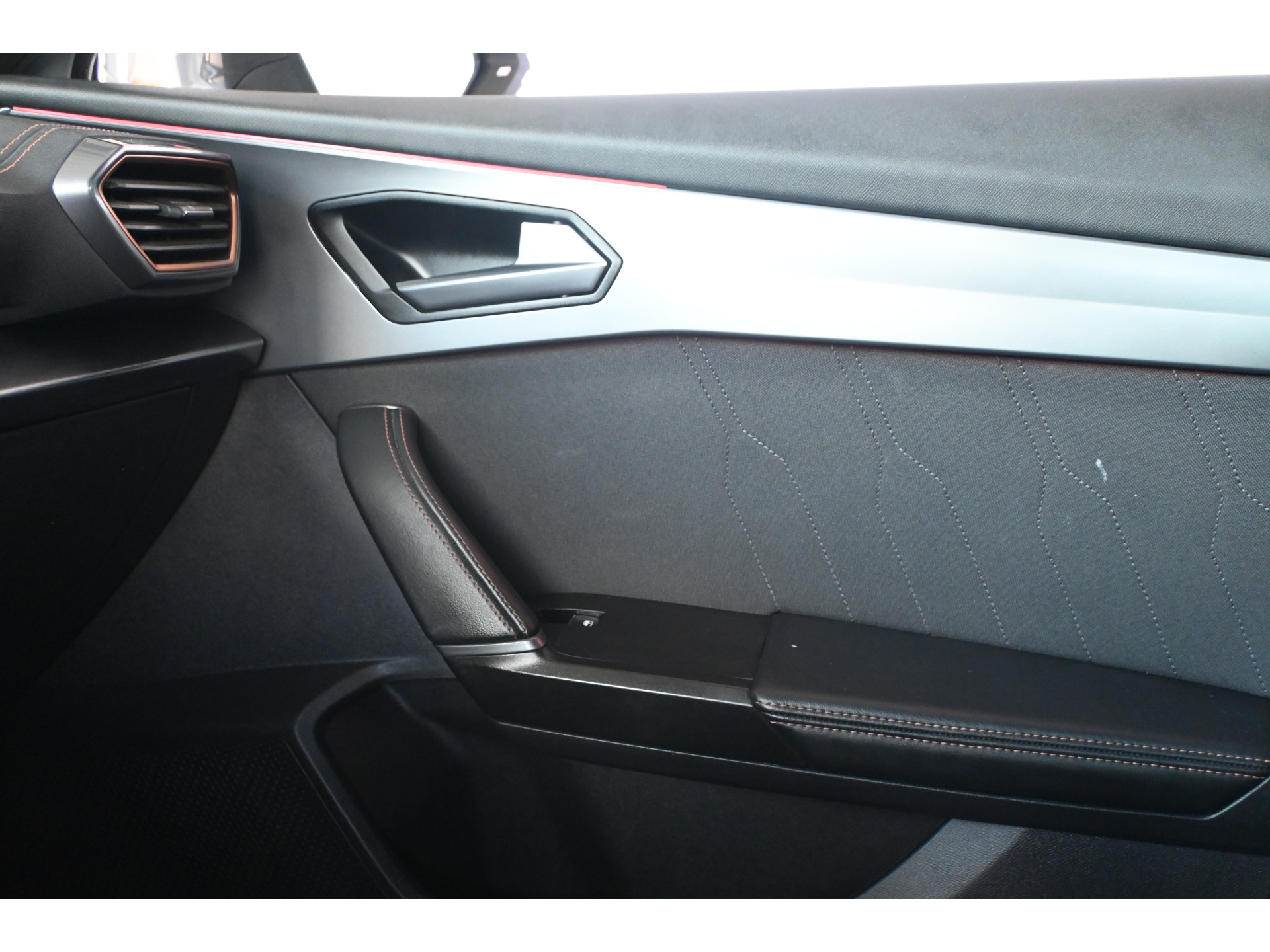 CUPRA Formentor 1.5 TSI Automaat Clima Adaptieve cruise Navigatie Apple carplay Trekhaak PDC Inruil mogelijk