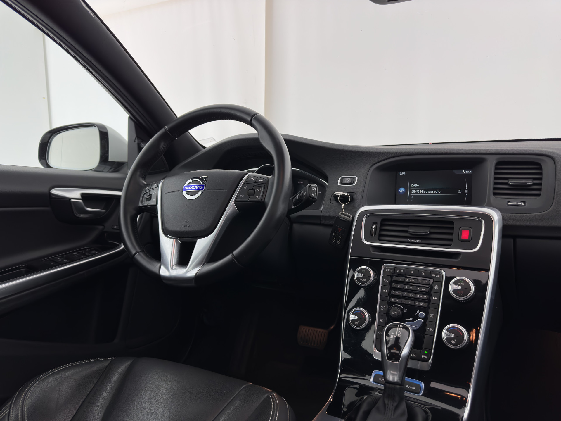 Volvo V60 2.4 D5 Twin Engine Special Edition Aut. *PANO | LEATHER | BI-XENON | BLINDSPOT | MEMORY-PACK | NAVI-FULLMAP | HEATED-SPORTSEATS | CAMERA | PERFORMANCE-AUDIO | TOWBAR | 18''ALU*