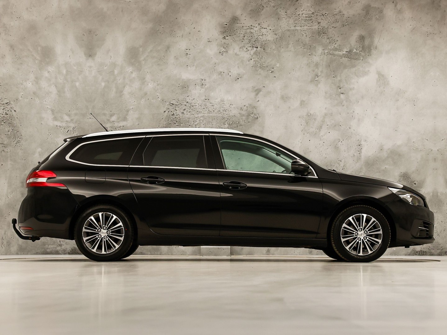 Peugeot 308 SW 1.2 PureTech Premium Sport (VIRTUAL COCKPIT, APPLE CARPLAY, GROOT NAVI, 360 CAMERA, SPORTSTOELEN, LEDER, TREKHAAK, GETINT GLAS, NIEUWSTAAT)