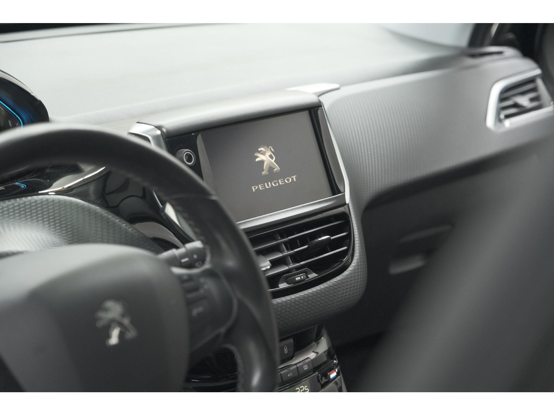 Peugeot 2008 PureTech 110 Allure | Panoramadak | Navigatie | Camera | Parkeersensoren
