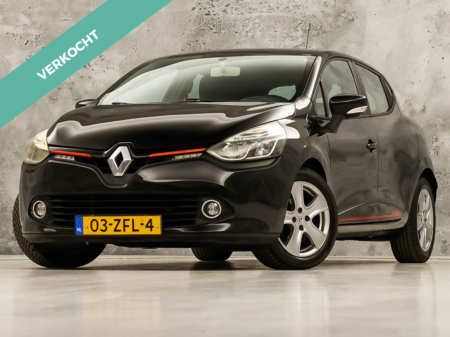 Renault Clio 0.9 TCe Dynamic Sport (NAVIGATIE, CRUISE, LM VELGEN, SPORTSTOELEN, NIEUWE APK, NIEUWSTAAT)