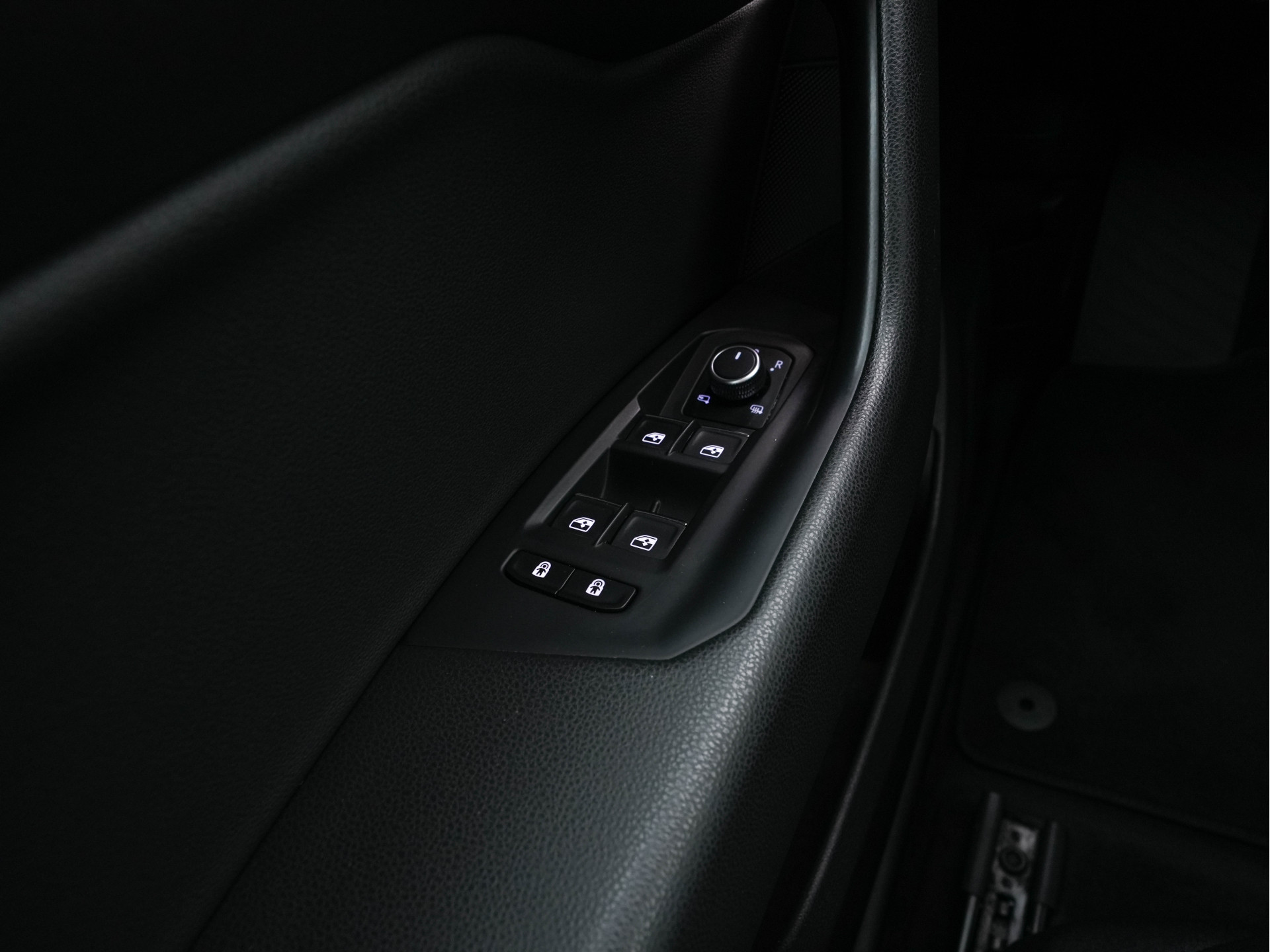 Volkswagen Touareg 3.0 TDI R-Line (INCL-BTW) Aut. *LEATHER | FULL-LED | BLIND-SPOT | HEATED-COMFORTSEATS | AIR-SUSPENSION | KEYLESS | CAMERA | NAVI-FULLMAP | PRIVACY-GLASS | ADAPTIVE-CRUISE |  SHIFT-PADDLES | TOWBAR*