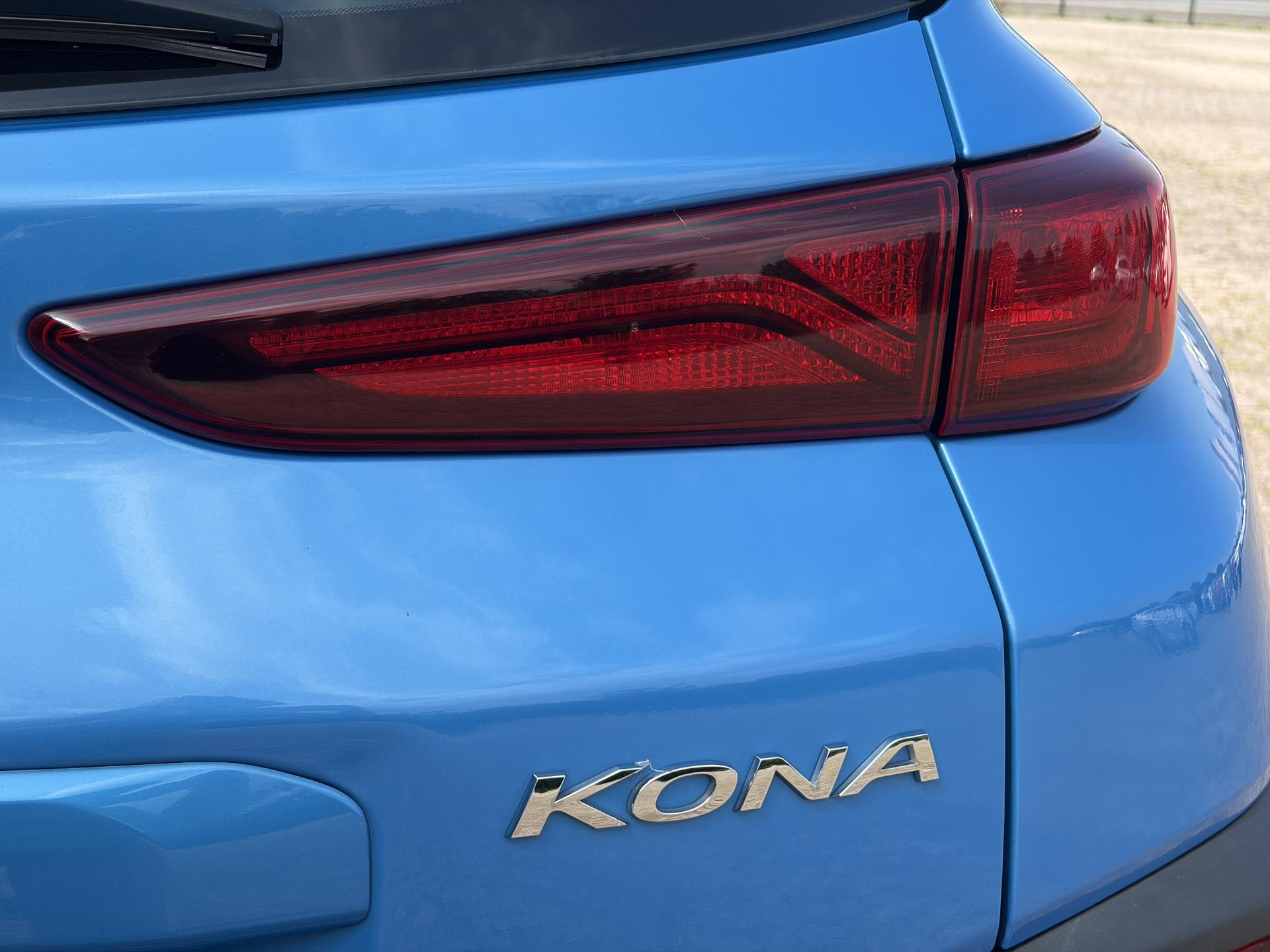 Hyundai Kona 1.0T Essence 2e Eigenaar,Trekhaak,Camera,Carplay,Navi,Clima,Cruise,6 Bak,N.A.P,120pk,Lm velgen,Rijstrooksensor,Pdc,Apk tot 03-2027