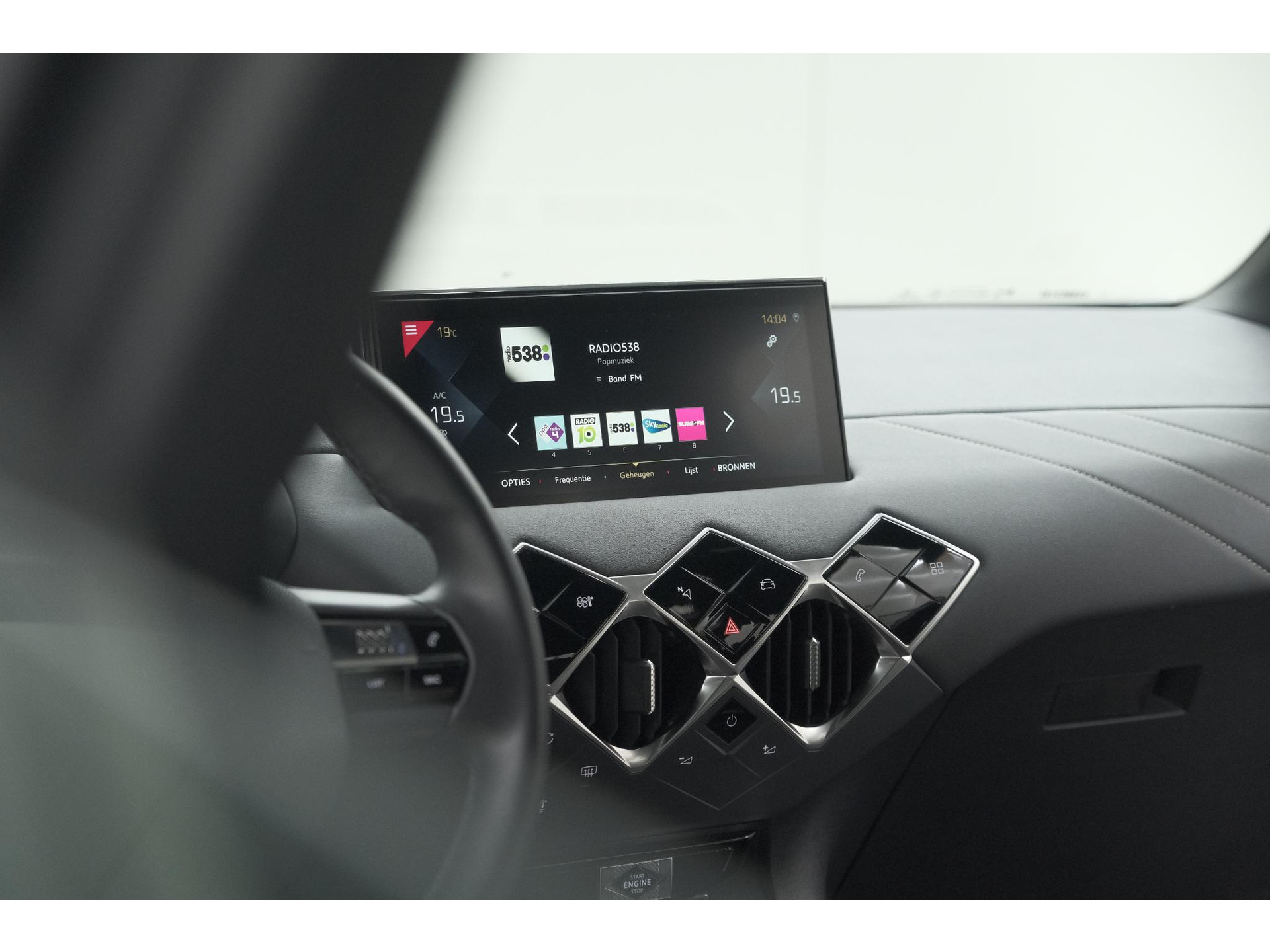 DS 3 Crossback PureTech 100 Montmartre | Parkeersensoren | Apple Carplay | Allseason Banden | Navigatie | Climate Control