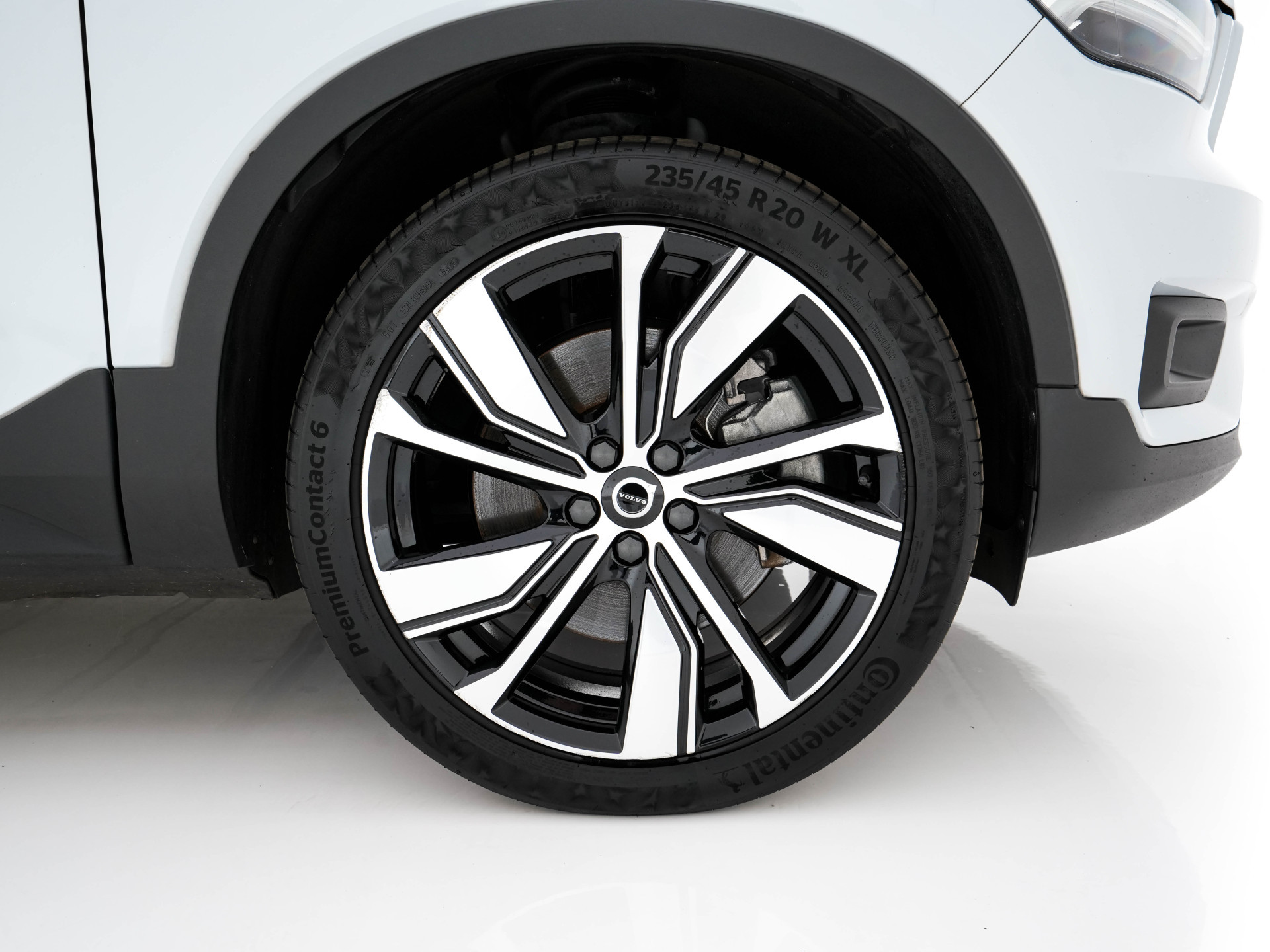 Volvo XC40 Recharge P8 AWD R-Design [ 3-Fase-11kW ] {SOH-89%} (INCL-BTW) *PANO | LEATHER-MICROFIBRE | DIGI-COCKPIT | FULL-LED | NAVI-FULLMAP | ECC | CARPLAY | PDC | KEYLESS | HEATED-SPORTSEATS | BLIS | PRIVACY-GLASS | 20"ALU*