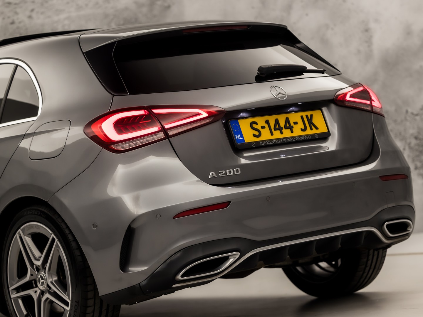 Mercedes-Benz A-Klasse 200 AMG Sport 163Pk Automaat (PANORAMADAK, GROOT NAVI, SFEERVERLICHTING, CAMERA, STOELVERWARMING, SPORTSTOELEN, GETINT GLAS, LEDER/ALCANTARA, NIEUWSTAAT)