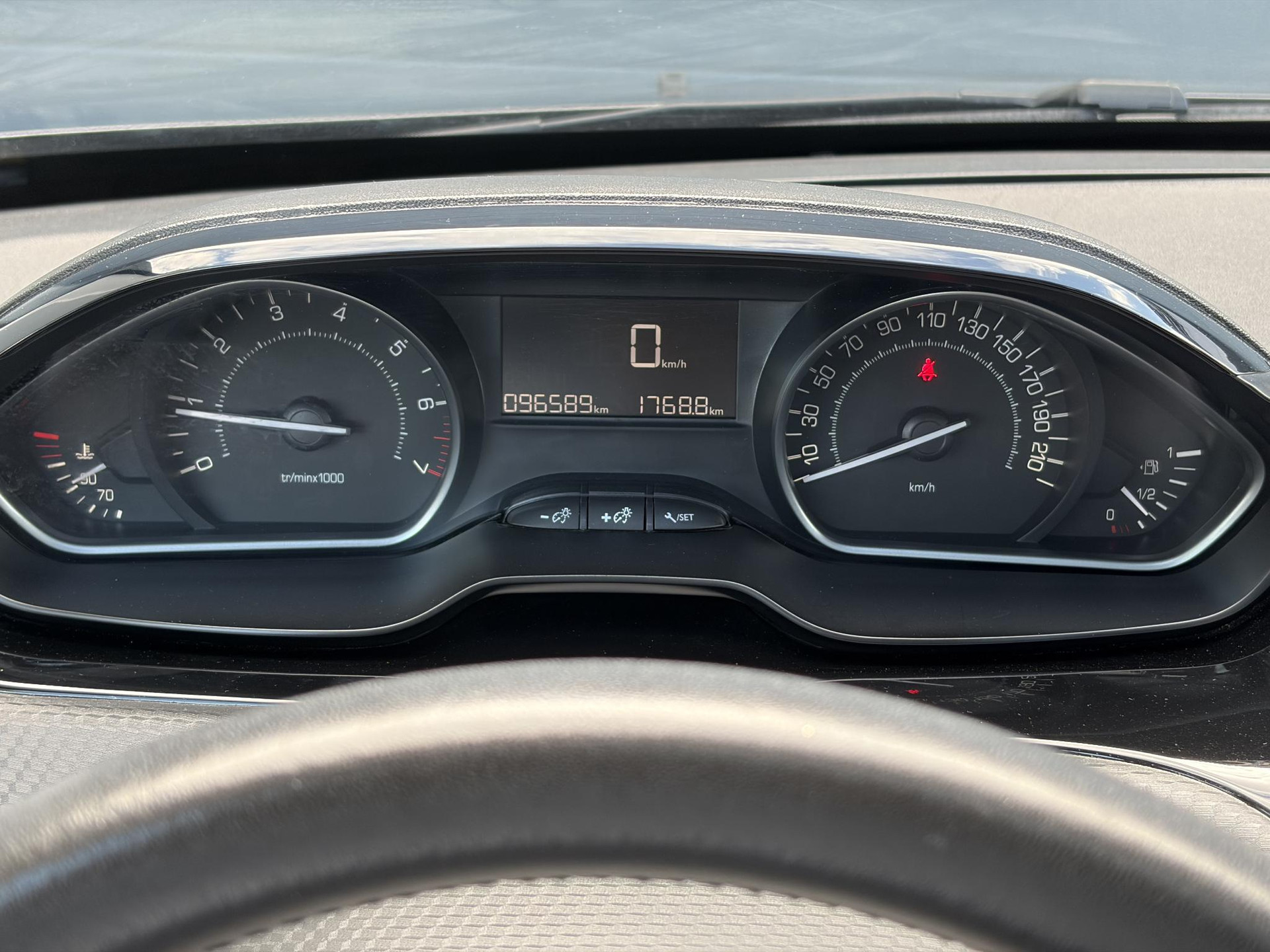 Peugeot 2008 1.2 PureTech Blue Lion D-riem vv in 2024 l Pano l Navi l 110pk l Trekhaak l Carplay l Airco l Cruise l Pdc l Recent beurt gehad l N.A.P l Apk tot 01-2027