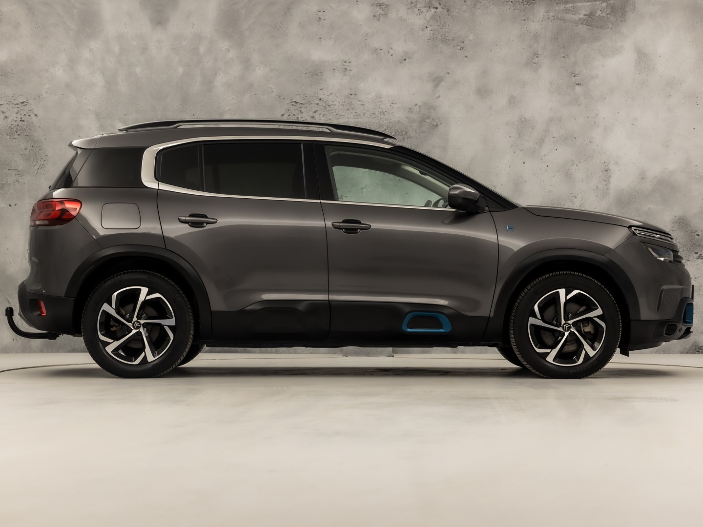 Citroën C5 Aircross 1.6 Plug-in Hybrid 225 Deluxe Sport 225Pk Automaat (APPLE CARPLAY, SOH 93%, GROOT NAVI, 360 CAMERA, GETINT GLAS, ELEK SPORTSTOELEN, LEDER, STOELVERWARMING, ADAPTIVE CRUISE, NIEUWSTAAT)
