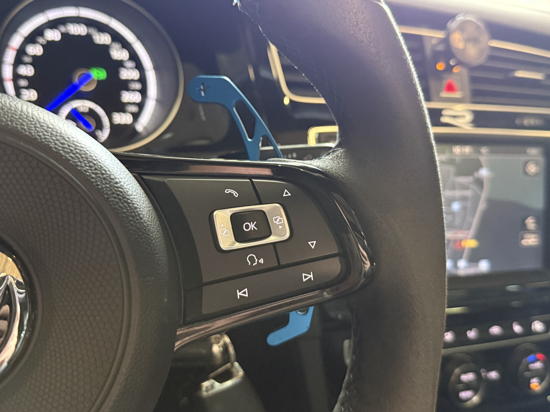 Volkswagen Golf 2.0 TSI R 4Motion | Camera | Panoramadak | 300PK | Stoelverwarming | Leder