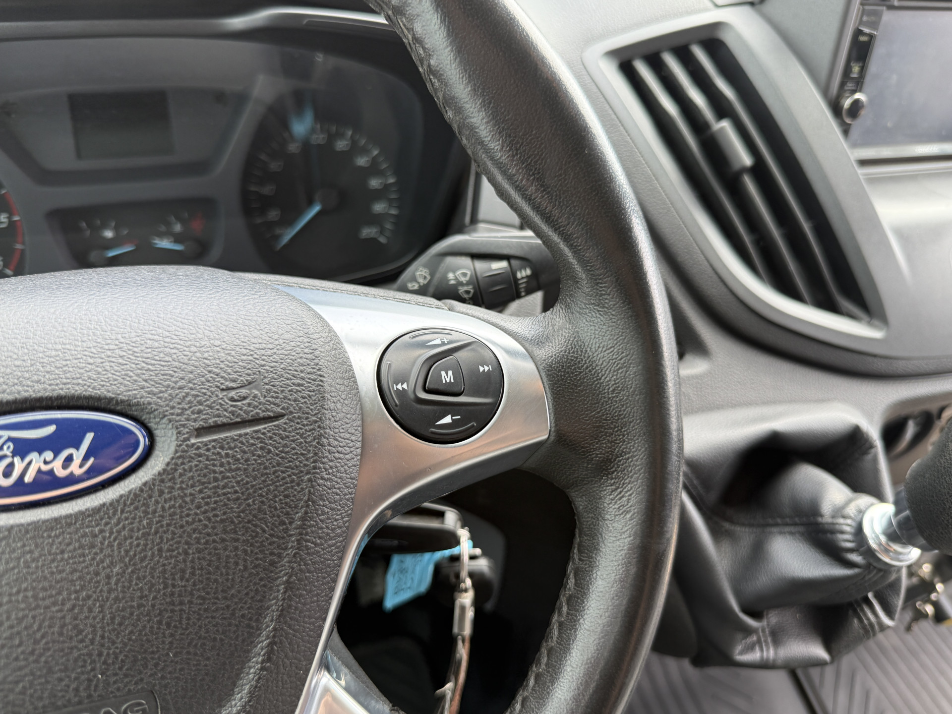 Ford Transit 2.0 TDCI 130PK L2H2 Airco Cruise Control Parkeersensoren Stoelverwarming Zwaailampen Kastwand Inbouw