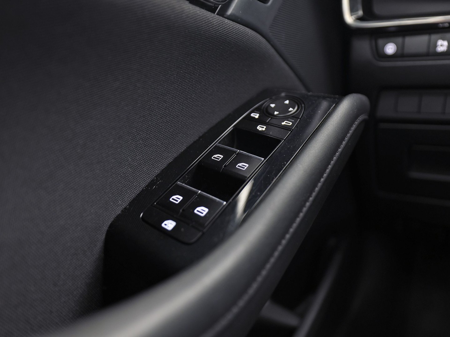 Mazda 3 2.0 e-SkyActiv-G M Hybrid 122 Automaat (GROOT NAVI, CLIMATE, STUUR/STOELVERWARMING, BOSE AUDIO, CAMERA, SPORTSTOELEN, ADAPTIVE CRUISE, HEAD-UP DISPLAY, NIEUWSTAAT)