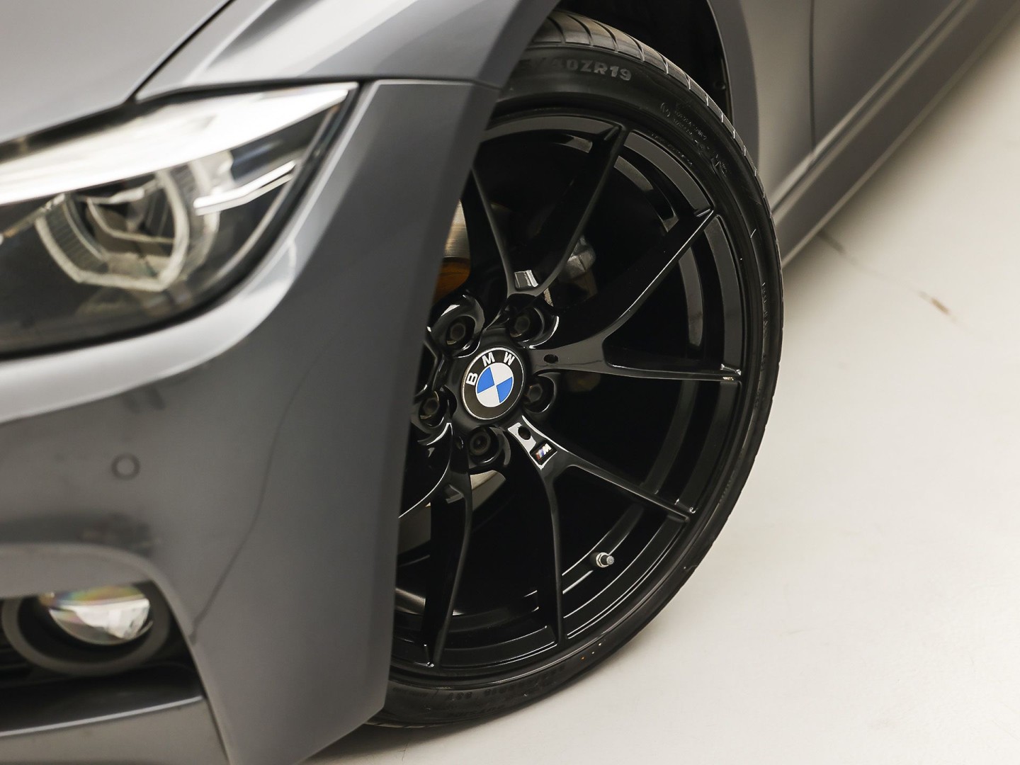 BMW 3 Serie 318i M Sport Automaat (PANORAMADAK, M PAKKET, GROOT NAVI, COGNAC LEDER, STOELVERWARMING, SPORTSTOELEN, VIRTUAL COCKPIT, PARKEERSENSOREN, GETINT GLAS, NIEUWSTAAT)