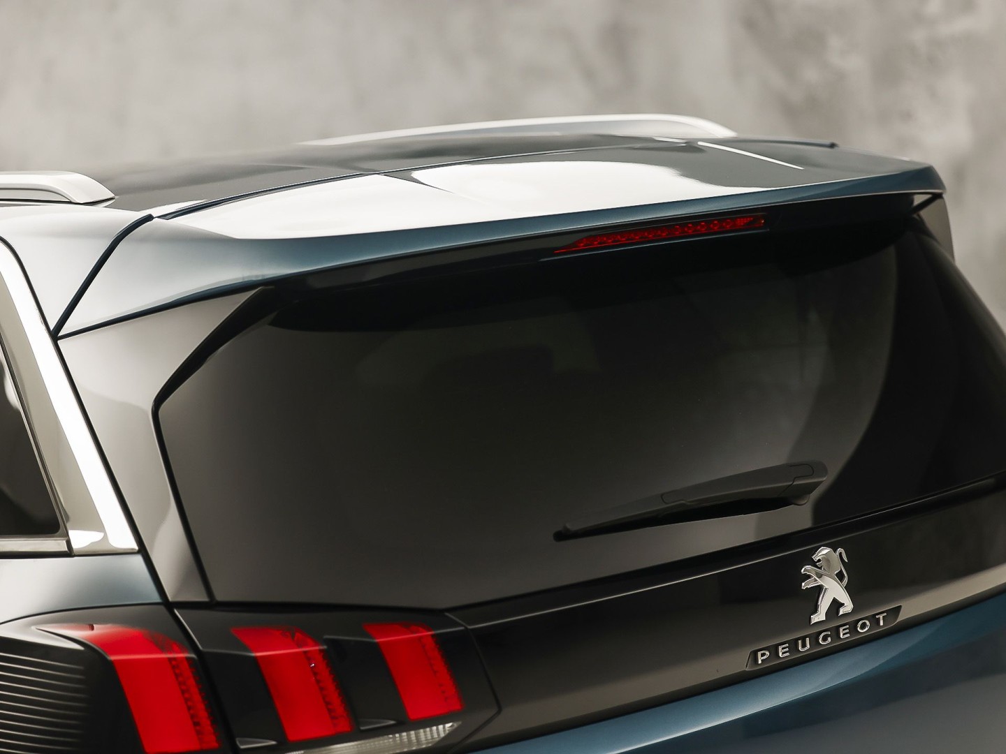 Peugeot 5008 1.2 PureTech GT-Line 7 Persoons Automaat 131Pk (GROOT NAVI, APPLE CARPLAY, 360 CAMERA, SPORTSTOELEN, KEYLESS, VIRTUAL DASHBOARD, LM VELGEN, NIEUWE APK)