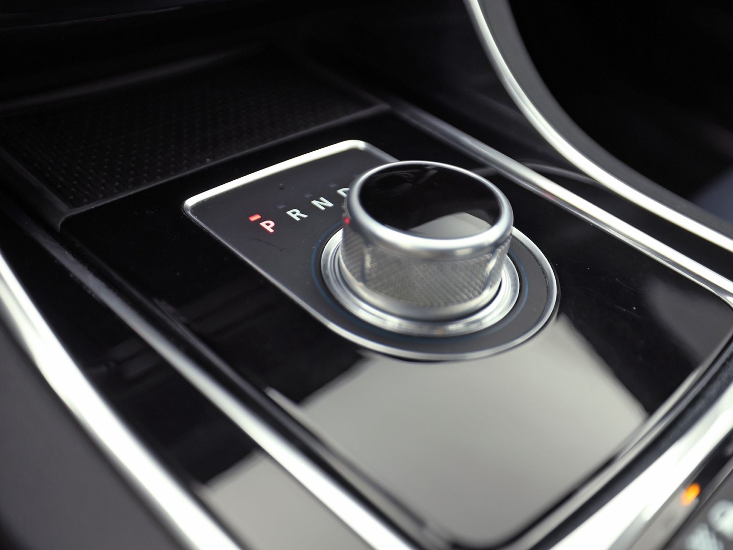 Jaguar XE 2.0 Portfolio 241Pk Automaat (NAVIGATIE, MERIDIAN AUDIO, LEDER, ELEK SPORTSTOELEN, LANE ASSIST, STUURWIEL VERWARMD, ZWART HEMEL, NIEUWSTAAT)