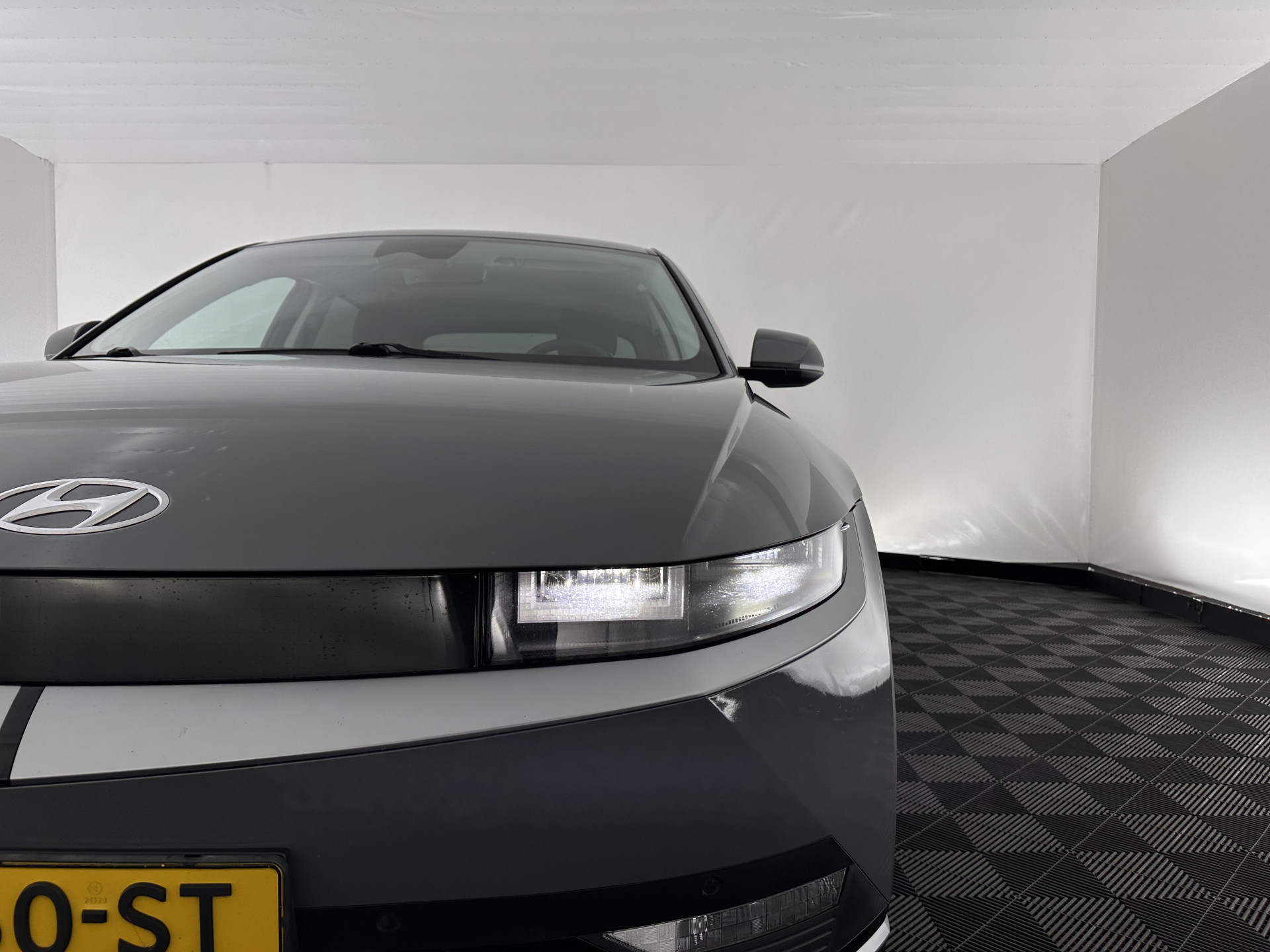 Hyundai IONIQ 5 Connect 73kWh [ 3-Fase-11kW ] {SOH-100%} (INCL-BTW) Aut *LEATHER-FABRIC | FULL-LED | DIGI-COCKPIT | AMBIENTLIGHT | DAB | SHIFTPADDLES | HEAD-UP | NAVI-FULLMAP | KEYLESS | CAMERA | HEATED-COMFORTSEATS | TOWBAR | PRIVACYGLASS  | 19"AL