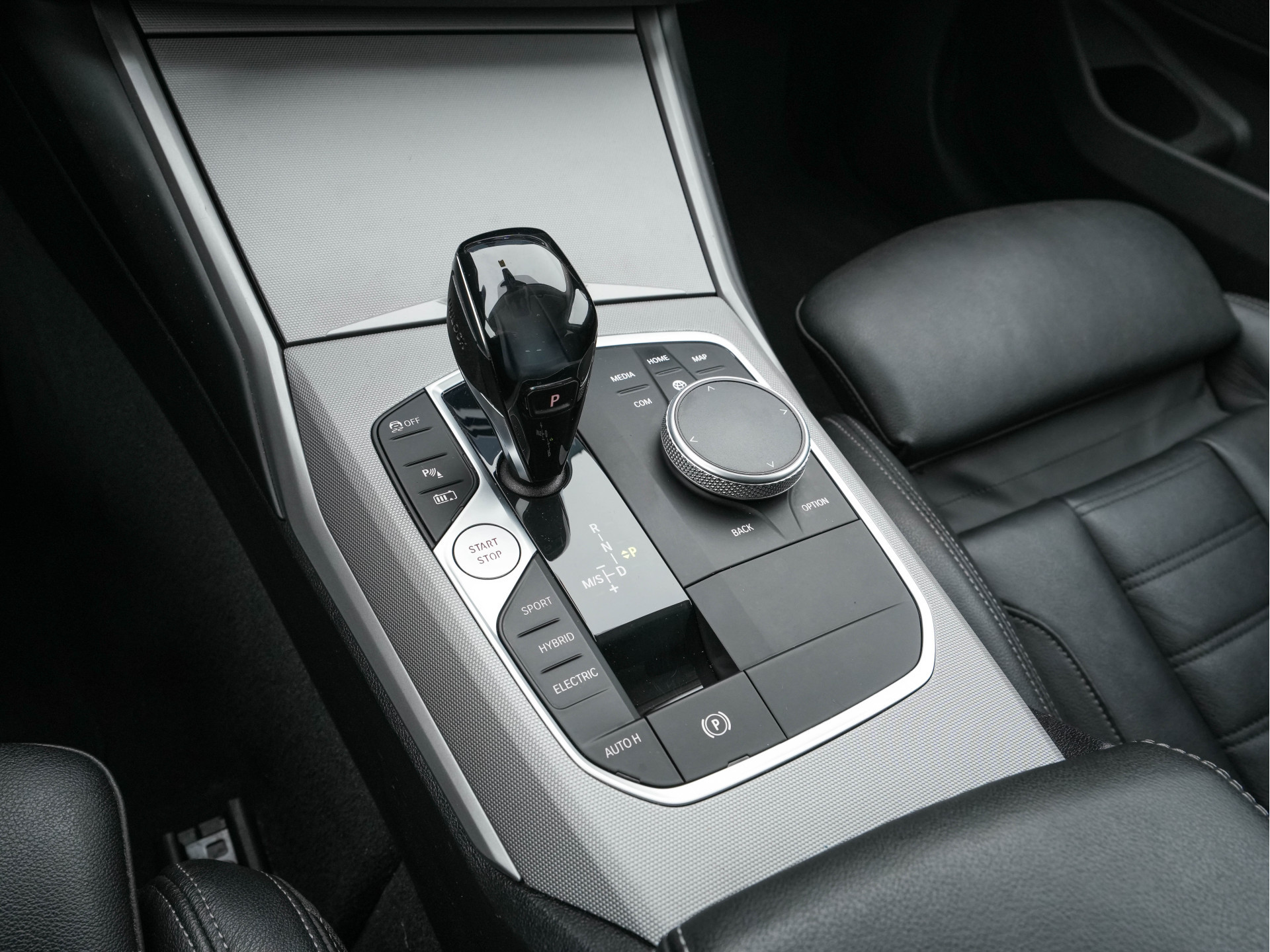 BMW 3-serie Touring 330e Plug-In (INCL-BTW) *LUXURY-LEATHER | NAVI-FULLMAP |  DIGI-COCKPIT | FULL-LED | DAB | ECC | PDC | ADAPTIVE-CRUISE | HEATED-SPORSEATS | KEYLESS | PRIVACY-GLASS | KEYLESS | CARPLAY | TOWBAR | 17"ALU*