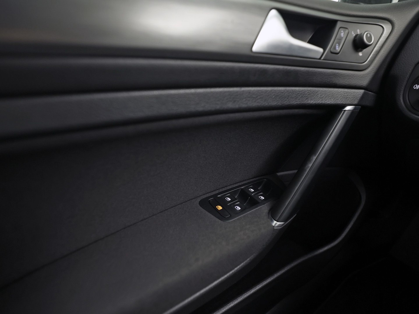Volkswagen Golf 1.0 TSI Sportline (APPLE CARPLAY, NAP, GROOT NAVI, CLIMATE, PARKEERSENSOREN, SPORTSTOELEN, LM VELGEN, ADAPTIVE CRUISE, NIEUWSTAAT)