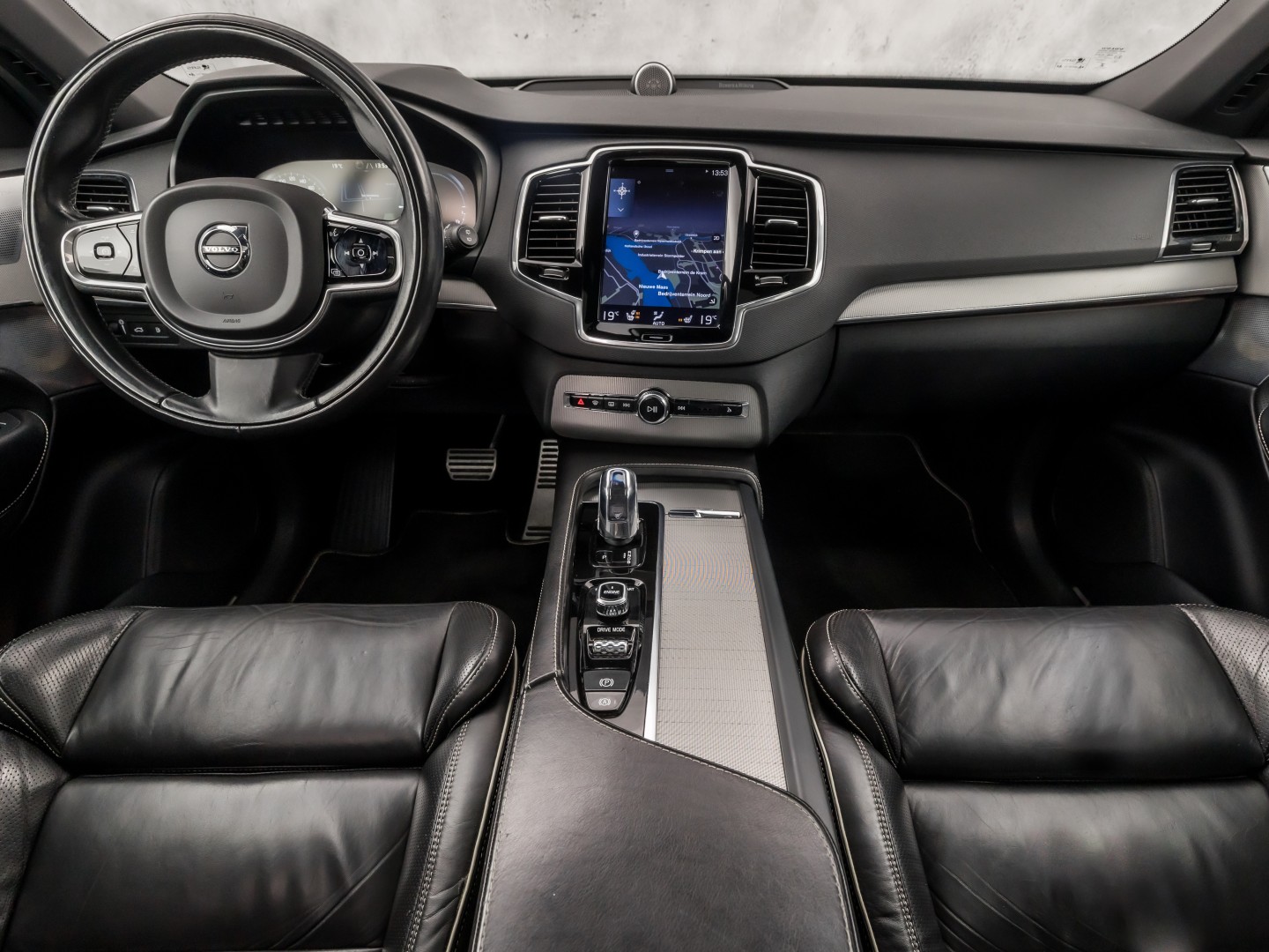 Volvo XC90 2.0 T8 Twin Engine AWD R-Design 7 Persoons 408Pk Automaat (PANORAMADAK, 1e EIGENAAR, LUCHTVERING, APPLE CARPLAY, BOWERS&WILKINS, HEAD-UP DISPLAY, STUUR/STOELVERWARMING, CAMERA, ELEK ACHTERKLEP, NIEUWSTAAT)