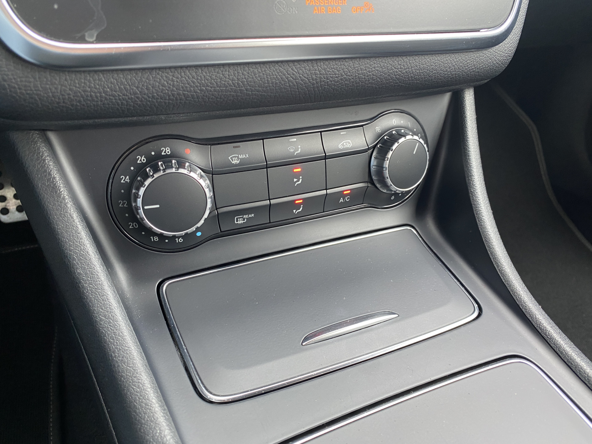 Mercedes-Benz CLA-klasse Shooting Brake 180 AMG Edition AUT. | 1e eigenaar | dealer onderh. | navigatie | a. carplay | alcantara interieur