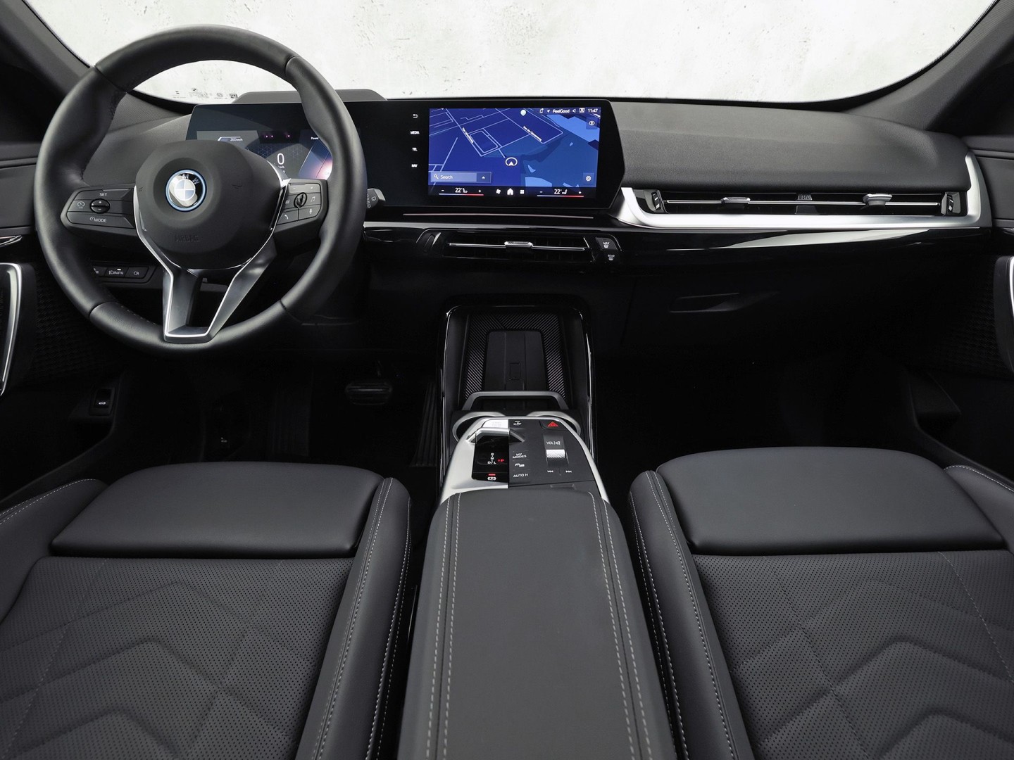 BMW X1 xDrive25e Sport Automaat 245Pk (APPLE CARPLAY, HEAD-UP DISPLAY, 360 CAMERA, GETINT GLAS, LEDER, STOELVERWARMING, ZWARTE HEMEL, NIEUWSTAAT)