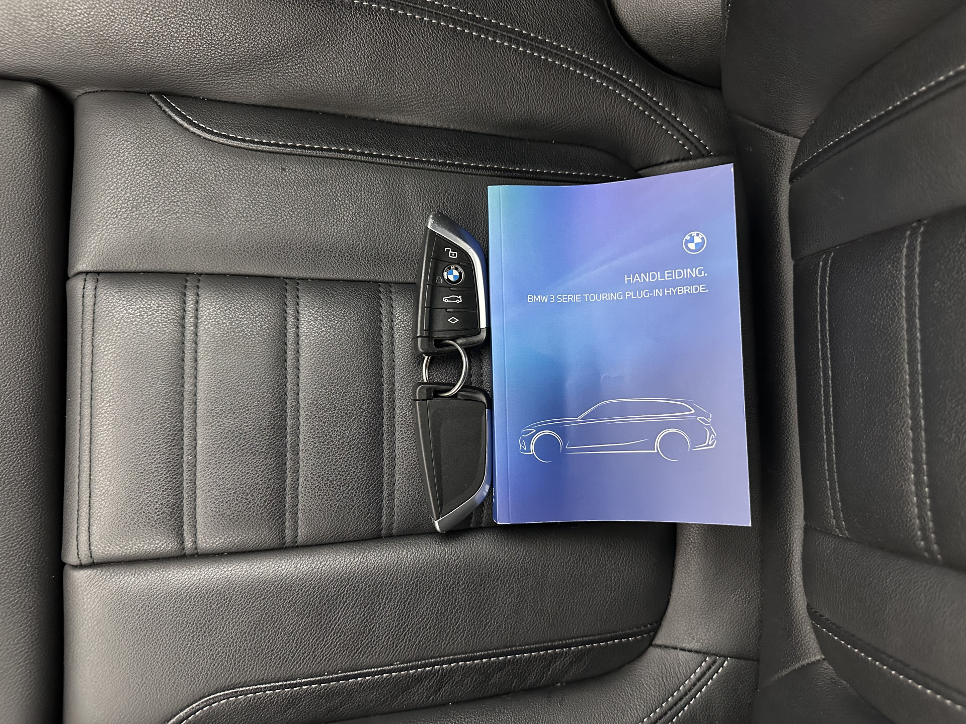 BMW 3-serie Touring 320e Business Edition Plus [Plug-In] (INCL-BTW) Aut. *LEATHER | FULL-LED | HEATED-SPORTSEATS | DIGI-COCKPIT | HIFI-SOUND | NAVI-FULLMAP | PRIVACYGLASS | PDC | AMBIENTLIGHT | DAB | KEYLESS | TOWBAR | 17"ALU* *