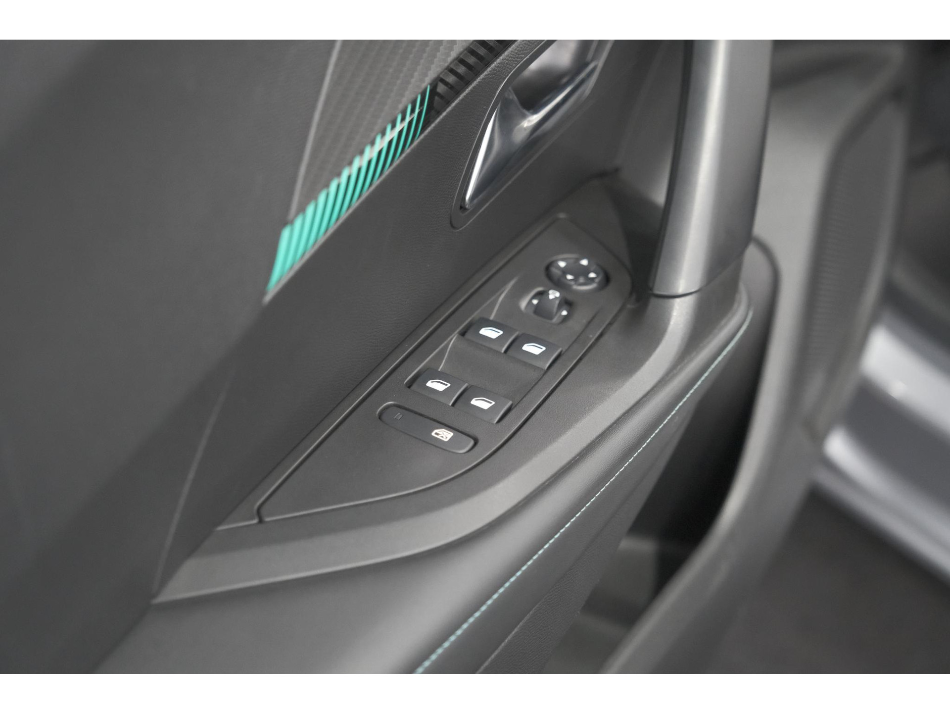 Peugeot e-2008 EV Allure 50 kWh | SOH=96.7 % | 3 Fase Laadfunctie | Camera | Navigatie | Parkeersensoren | Apple Carplay