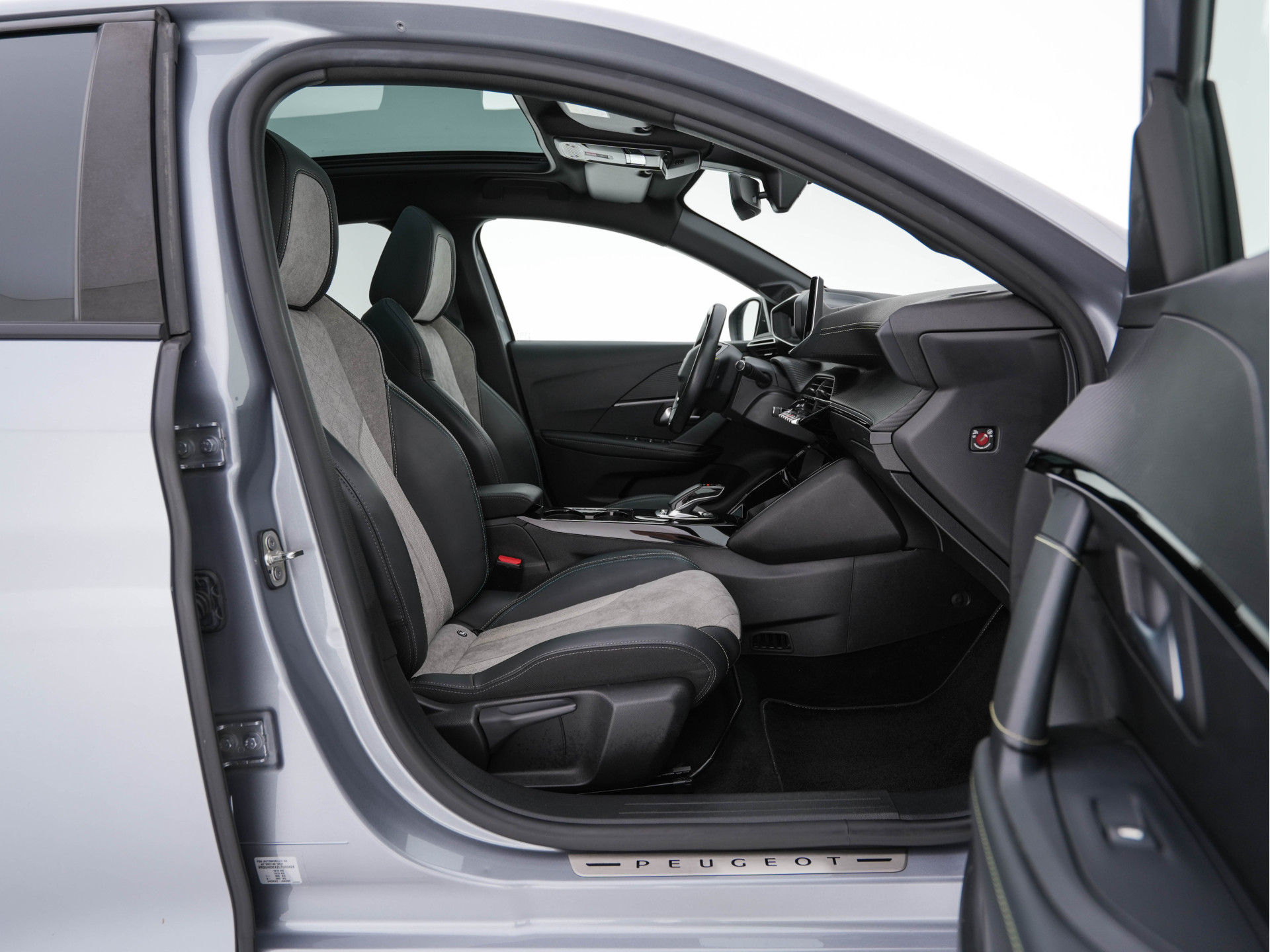 Peugeot e-208 EV GT-Line 350 50 kWh (INCL-BTW) *PANO | FULL-LED | DIGI-COCKPIT | BLINDSPOT | CAMERA | LEATHER-ALCANTARA | AMBIENT-LIGHT | NAVI-FULLMAP | LANE-ASSIST | KEYLESS | DAB | CCS-FASTLOADER | HEATED-SPORTSEATS | 17"ALU