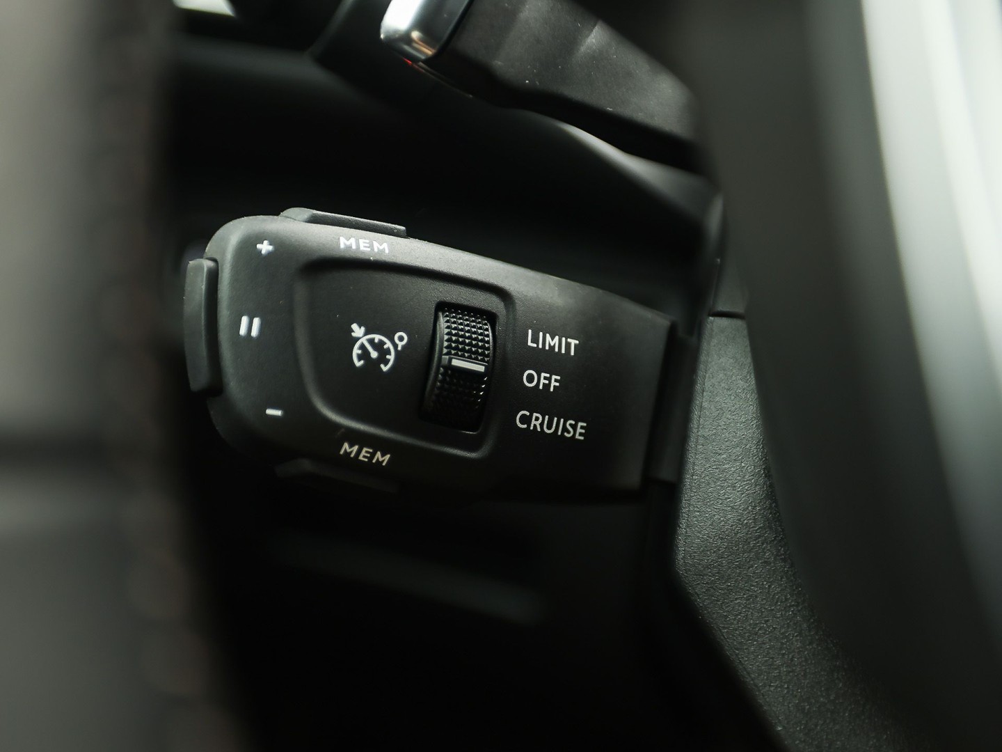 Peugeot 3008 1.6 HYbrid 225 Allure Sport 225Pk Automaat (APPLE CARPLAY, GROOT NAVI, 360 CAMERA, LEDER, SPORTSTOELEN, ZWART HEMEL, KEYLESS, GETINT GLAS, NIEUWSTAAT)