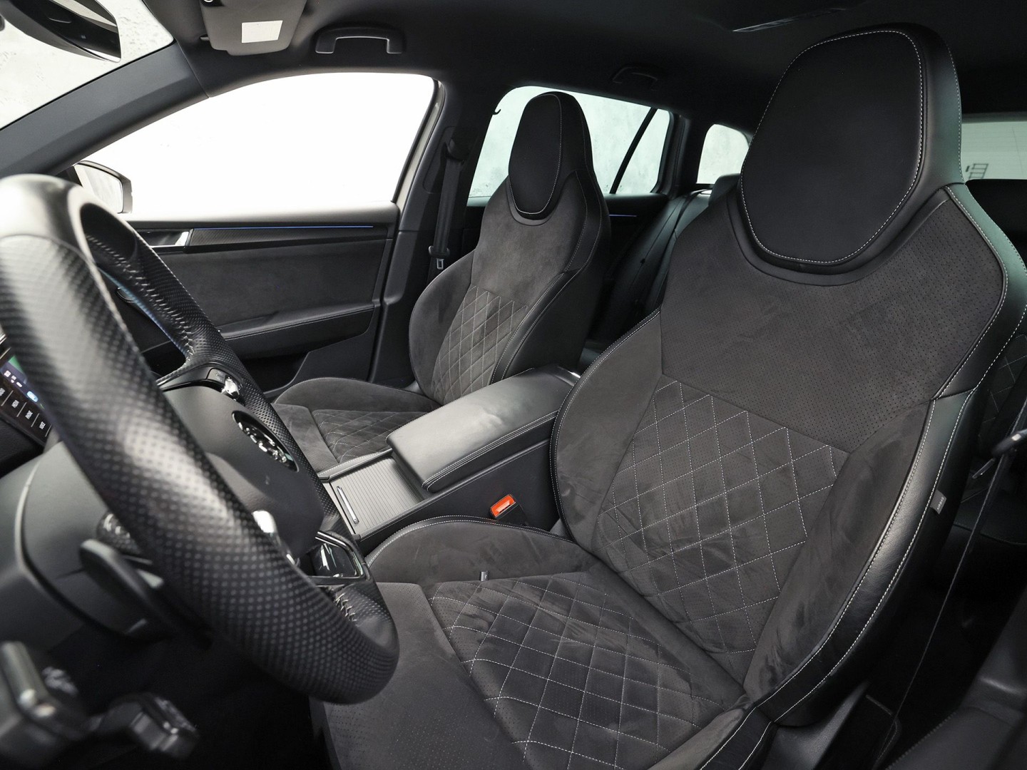 ŠKODA Superb Combi 1.4 TSI iV Sportline 218Pk Automaat (VIRTUAL COCKPIT, SOH 90,5%, APPLE CARPLAY, MEMORY SEATS, STOELVERWARMING ACHTER, GETINT GLAS, ADAPTIVE CRUISE, SFEERVERLICHTING, NIEUWE APK, NIEUWSTAAT)