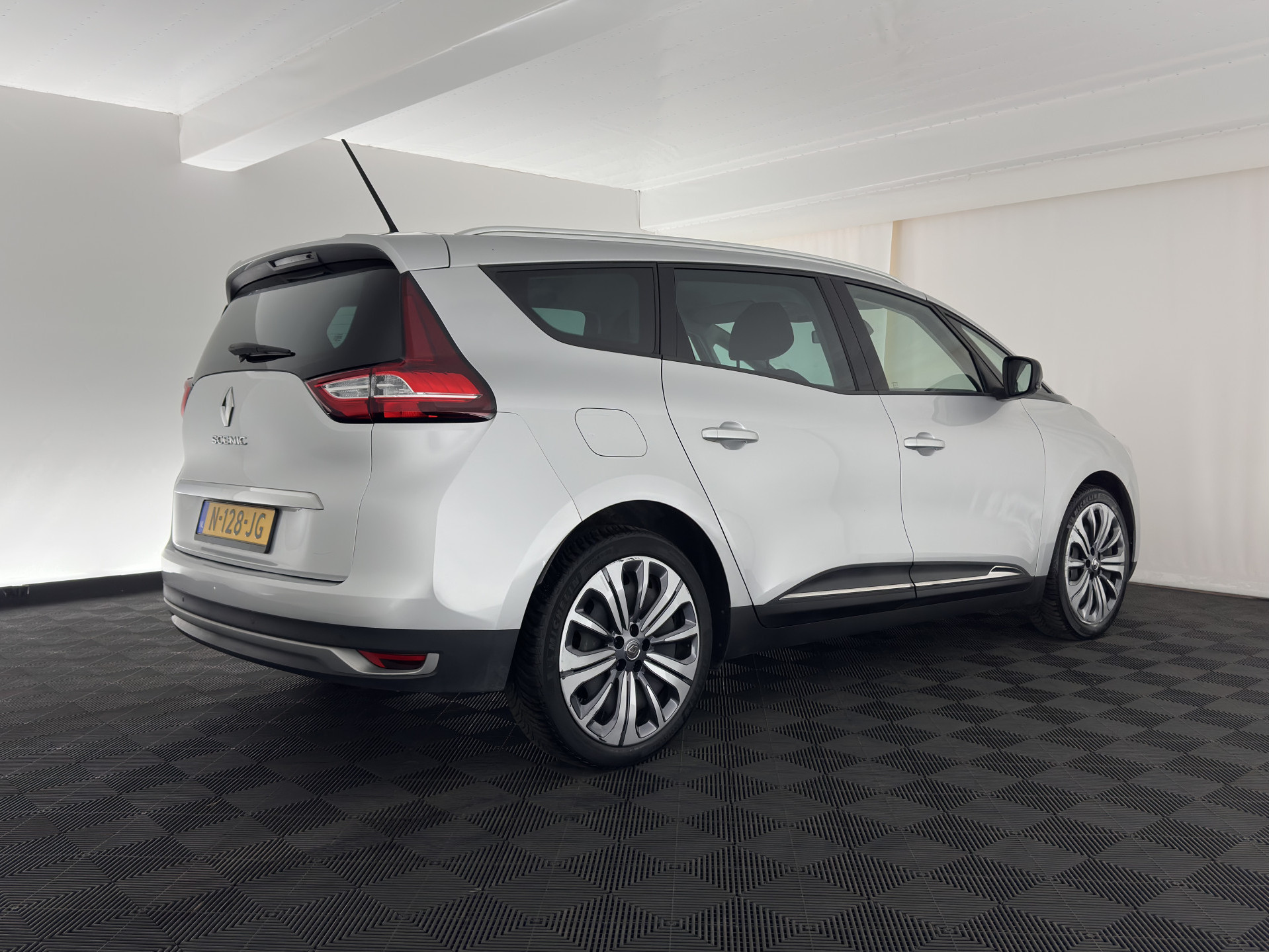 Renault Grand Scénic 1.3 TCe Business Zen [ 7-Pers. ] (INCL-BTW) *NAVI-FULLMAP | COMFORT-SEATS | DIGI-COCKPIT | ECC | PDC | CRUISE | PRIVACY-GLASS | DAB | CARPLAY*