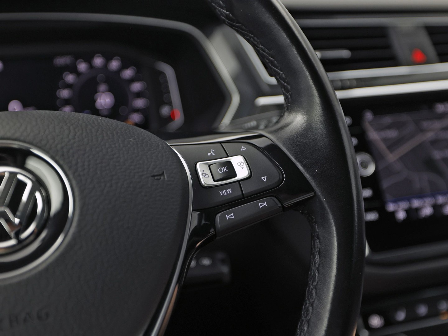 Volkswagen Tiguan 1.5 TSI ACT Highline 150Pk Automaat (VIRTUAL COCKPIT, APPLE CARPLAY, GROOT NAVI, CAMERA, STOELVERWARMING, SPORTSTOELEN, GETINT GLAS, ADAPTIVE CRUISE, NIEUWSTAAT)