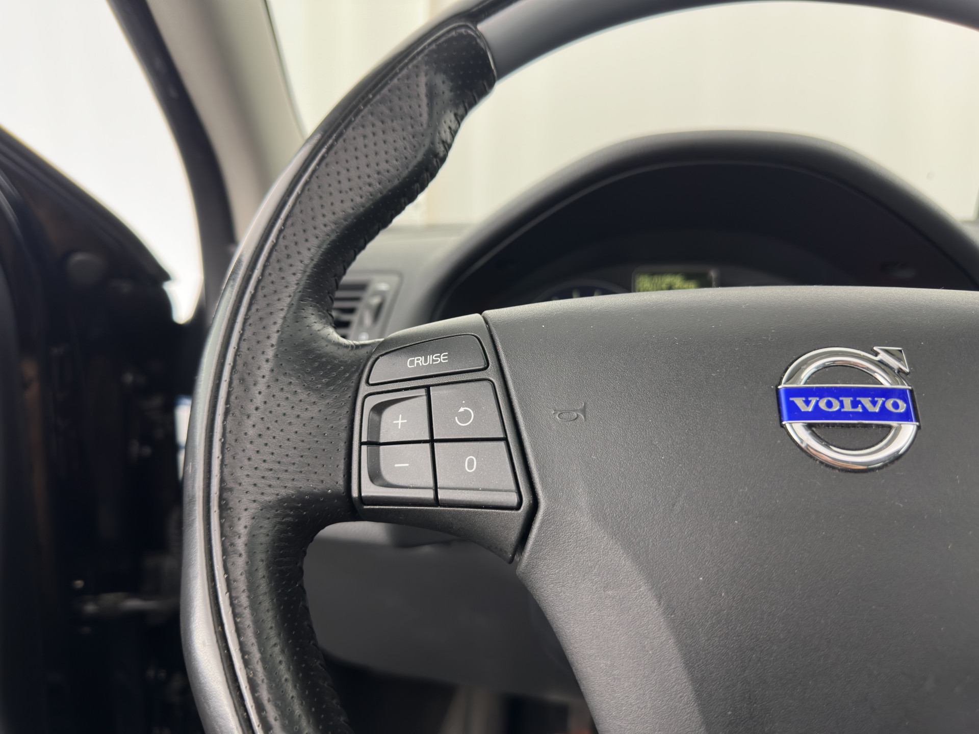 Volvo C30 1.6 D2 R-Design Sport-pack *PANO | BI-XENON | LEATHER-FABRIC | NAVI-FULLMAP | HEATED-SPORTSEATS | ECC | CARBON-INLAY | PDC | PREMIUM-AUDIO | CRUISE | 17''ALU*