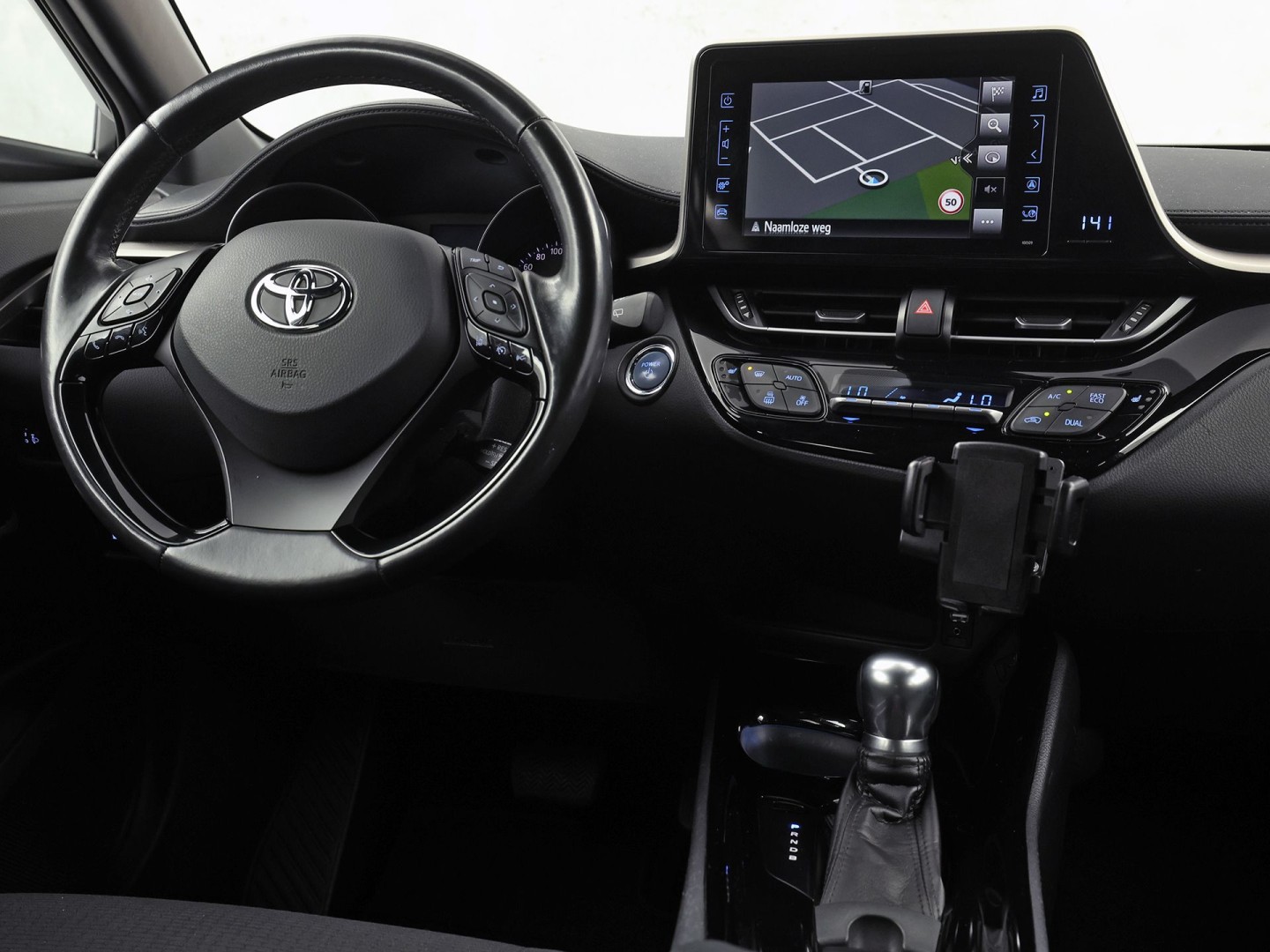 Toyota C-HR 1.8 Hybrid Sport Automaat (NAVIGATIE, CAMERA, STUUR/STOELVERWARMING, GETINT GLAS, SPORTSTOELEN, ADAPTIVE CRUISE, KEYLESS, NIEUWSTAAT)
