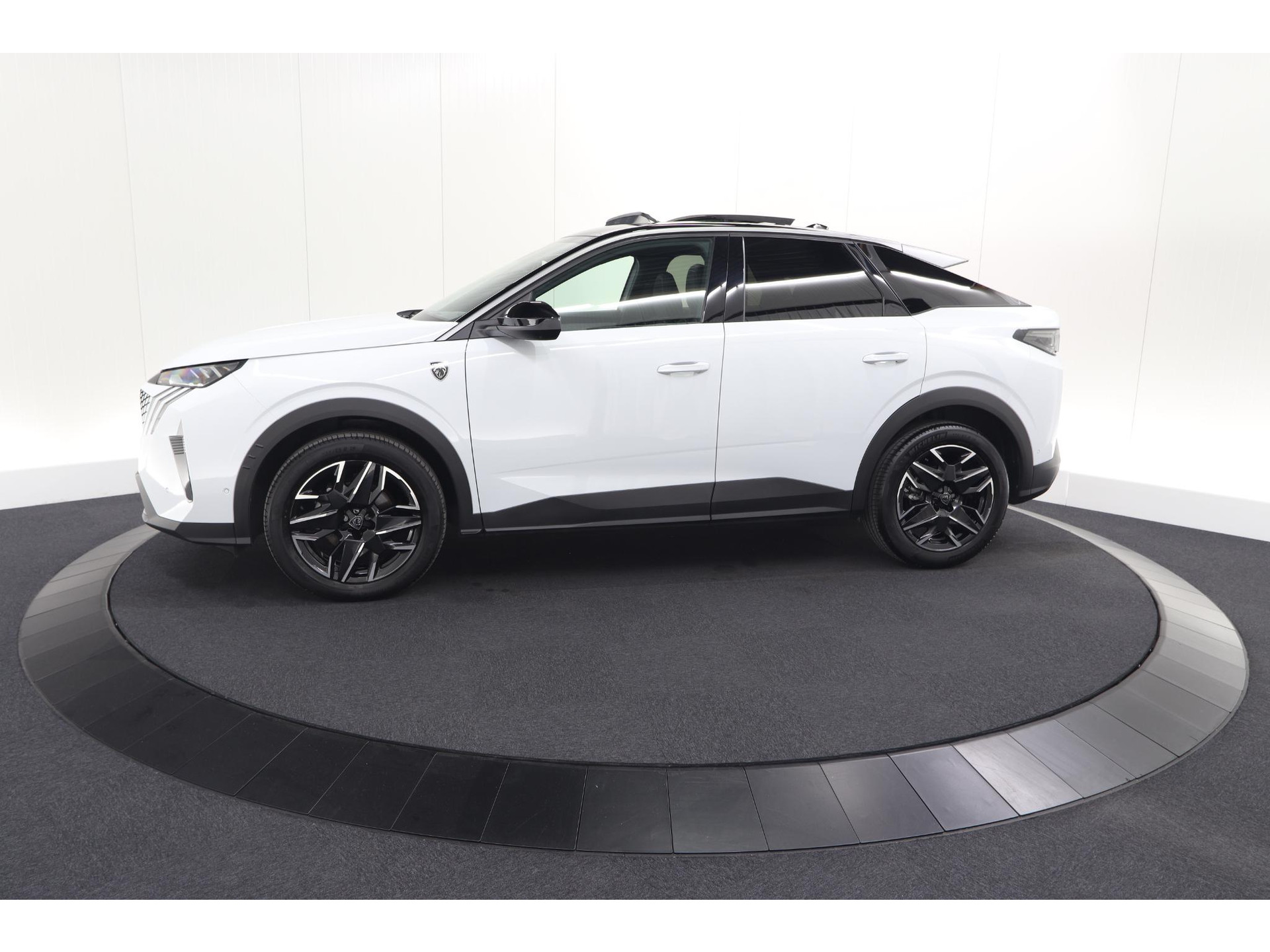 Peugeot 3008 1.2 Hybrid 136 GT | Panoramadak | FOCAL Audio | Alcantara Executive Pakket | 360 Camera | Adaptieve Cruise Control