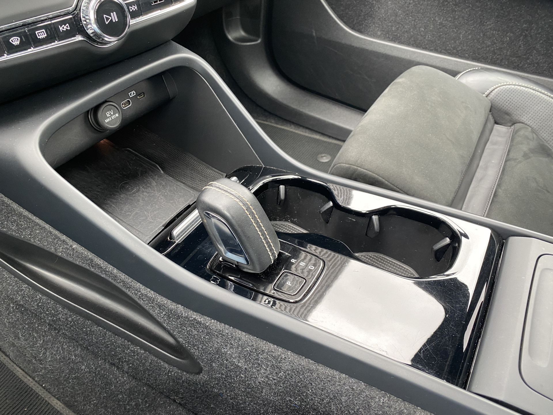Volvo XC40 Recharge P8 AWD R-Design 408 pk | 1e eigenaar | dealer onderh. | panoramadak | trekhaak | 360 camera | stoelverw.