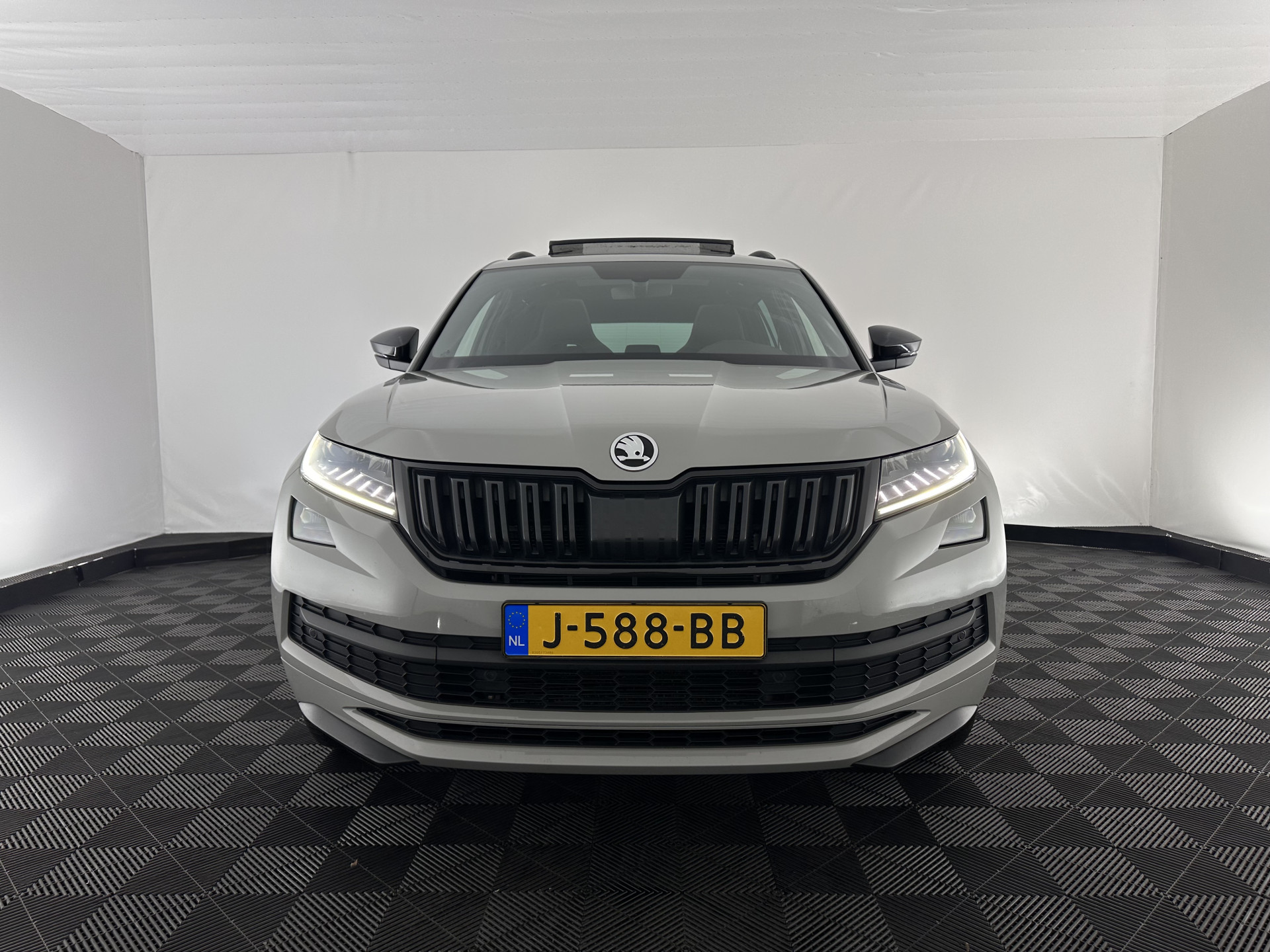 ŠKODA Kodiaq 1.5 TSI Sportline Business (INCL-BTW) Aut. *PANO | LEATHER-MICROFIBRE | FULL-LED | MEMORY-PACK | DIGI-COCKPIT | NAVI-FULLMAP | CAMERA | DAB+ | AMBIENT-LIGHT | KEYLESS | DAB+ | CARPLAY | PRIVACY-GLASS | 20"ALU*