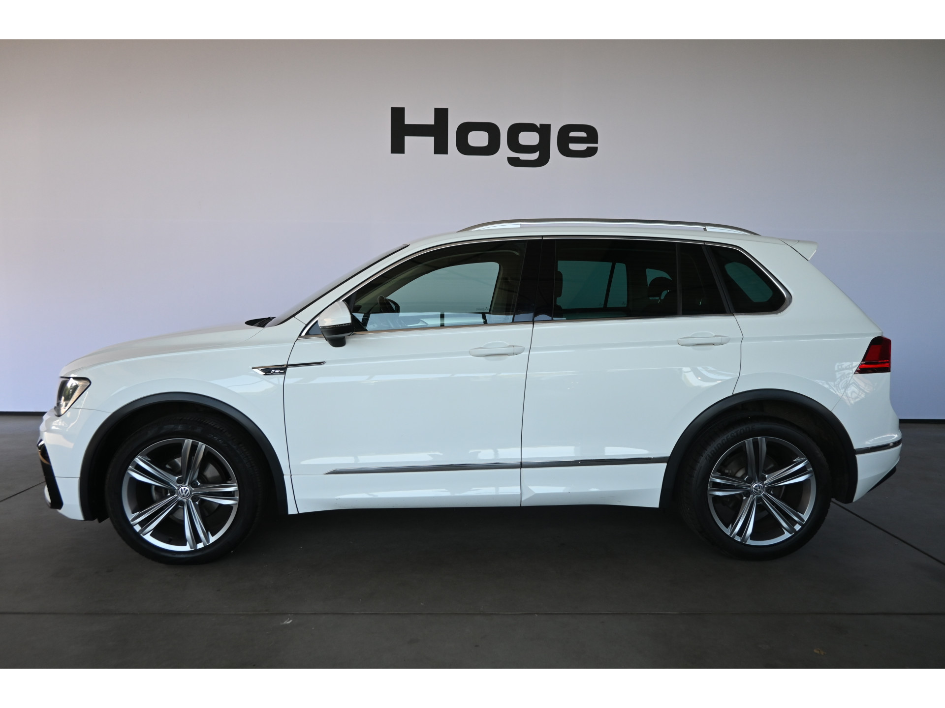 Volkswagen Tiguan 1.4 TSI Highline R-Line Clima Navigatie Carplay 1e Eigenaar Trekhaak Rijklaarprijs! Inruil Mogelijk!